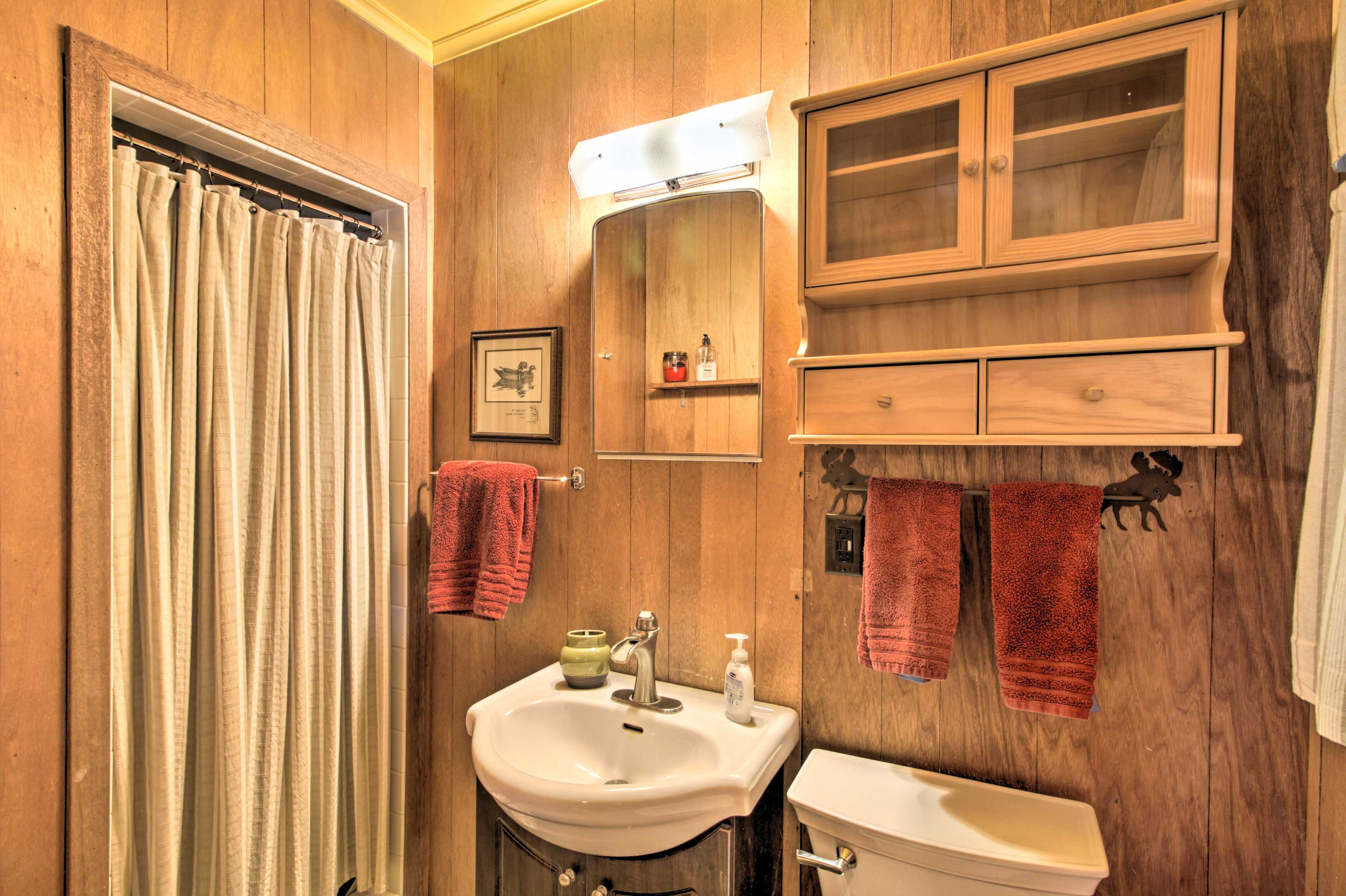 Full Bathroom | Complimentary Toiletries | Towels Provided
