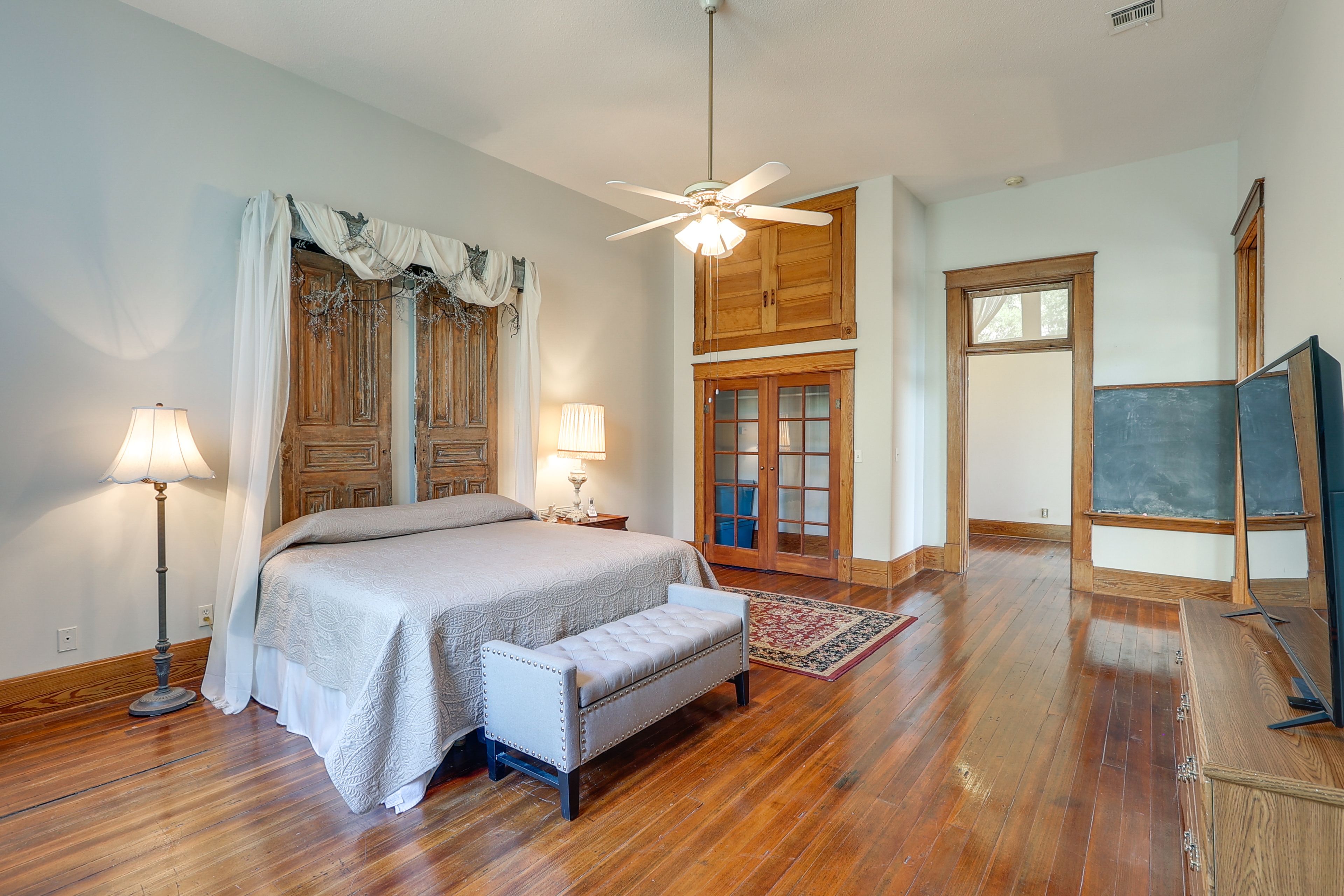 Bedroom 2 | King Bed | Smart TV | En-Suite Bathroom