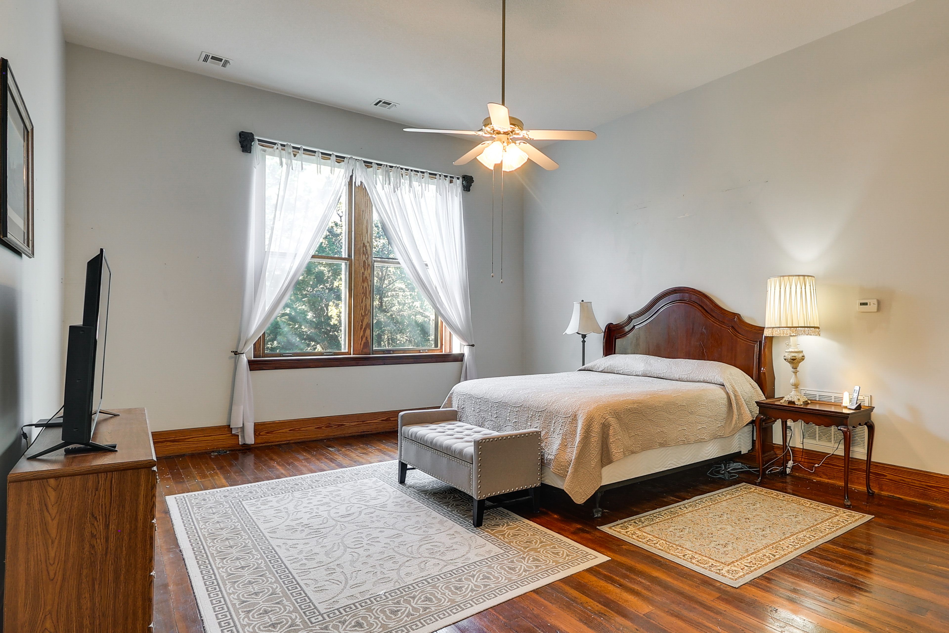 Bedroom 2 | King Bed | Smart TV | En-Suite Bathroom