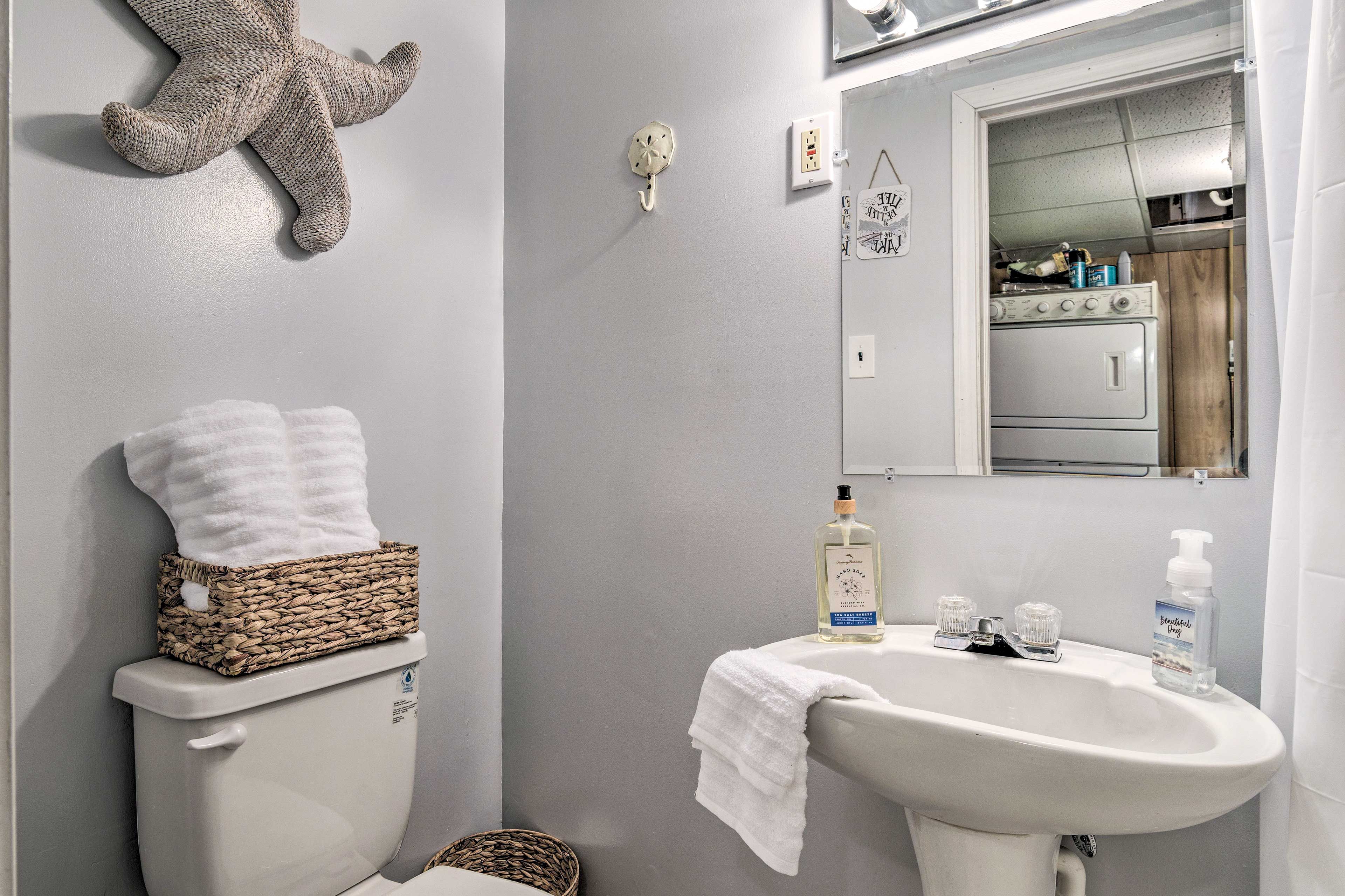 Full Bathroom | Complimentary Toiletries | Hair Dryer