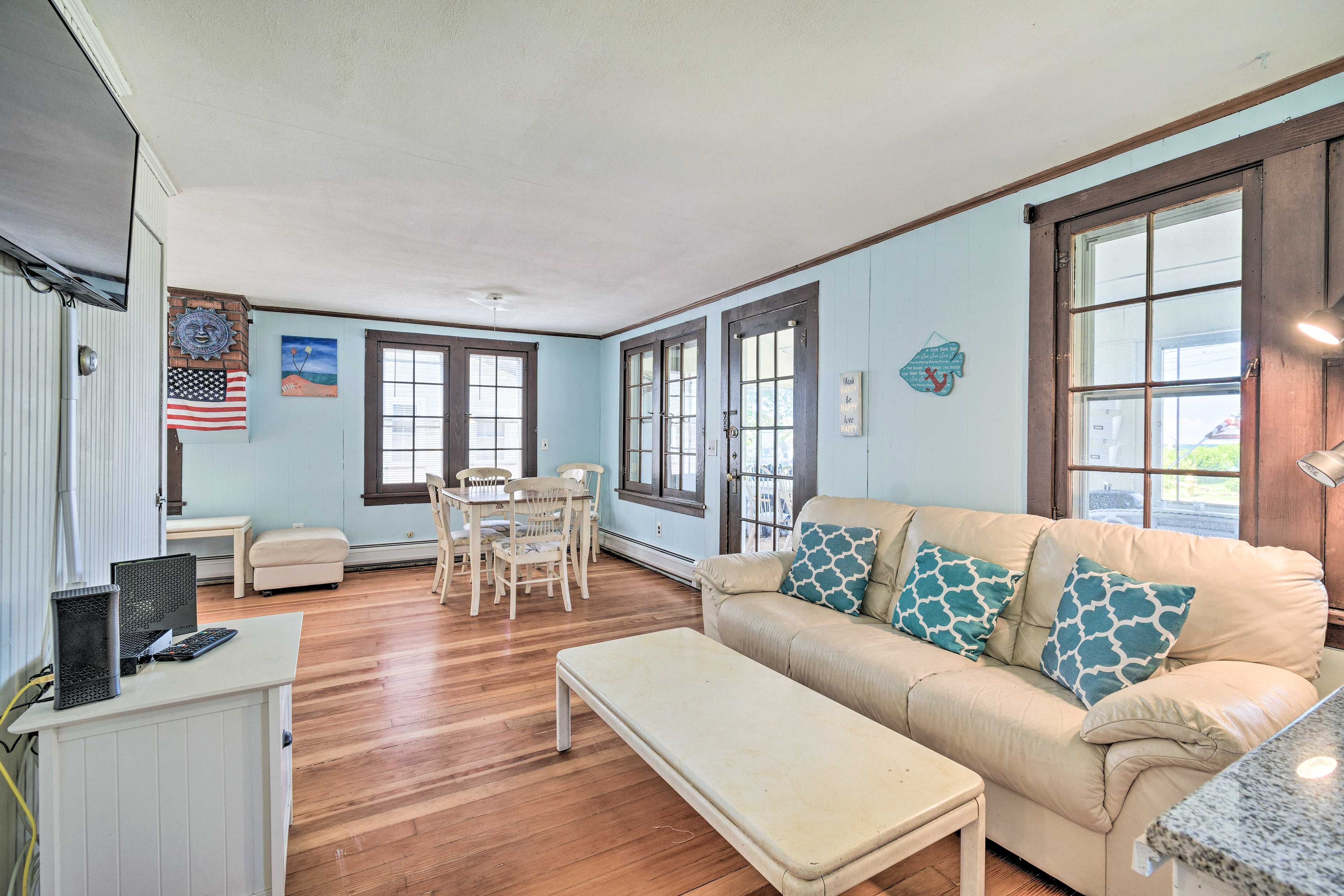 Living Room | Smart TV | Cable Access