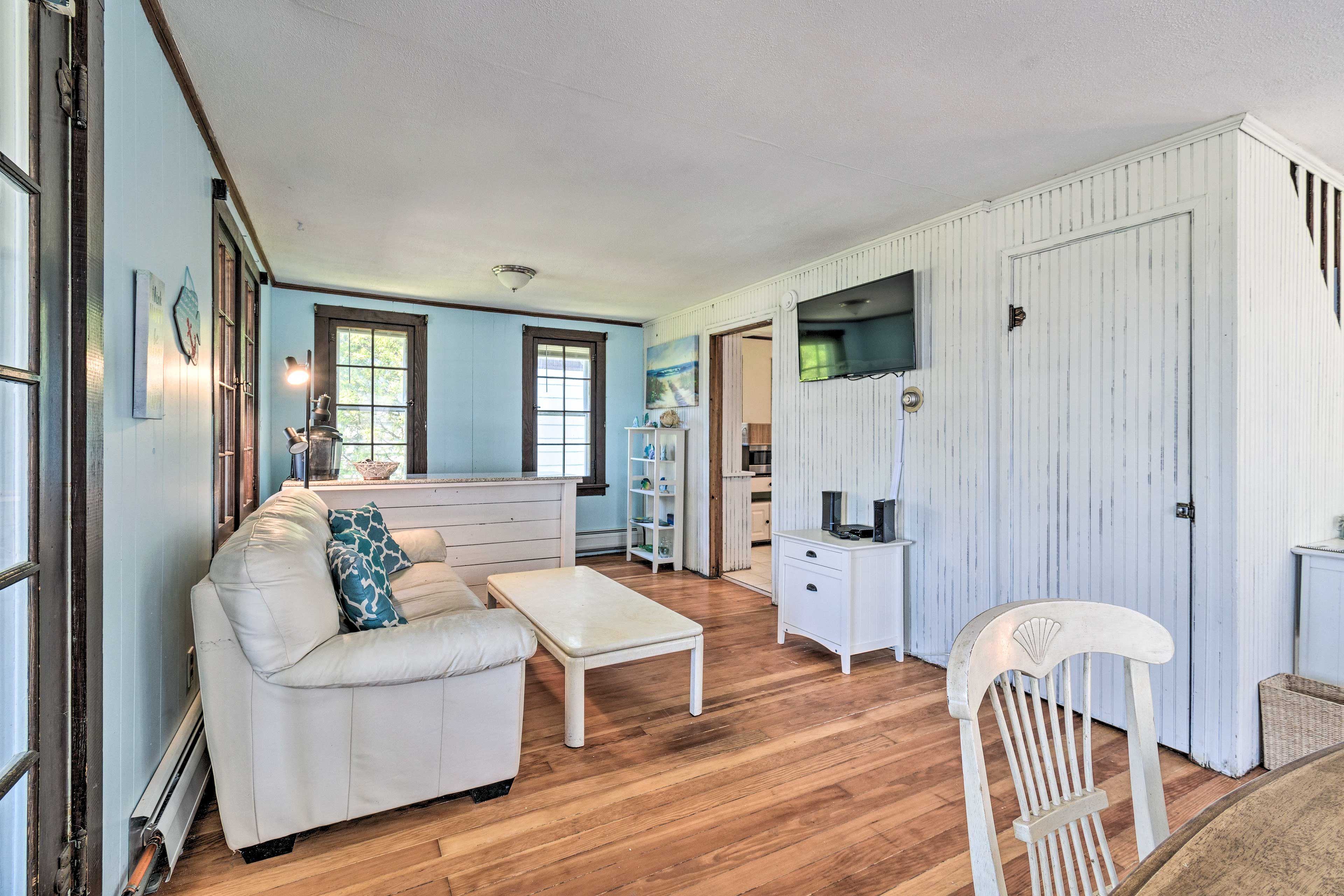 Living Room | Smart TV | Cable Access | DVD Player | Dining Table