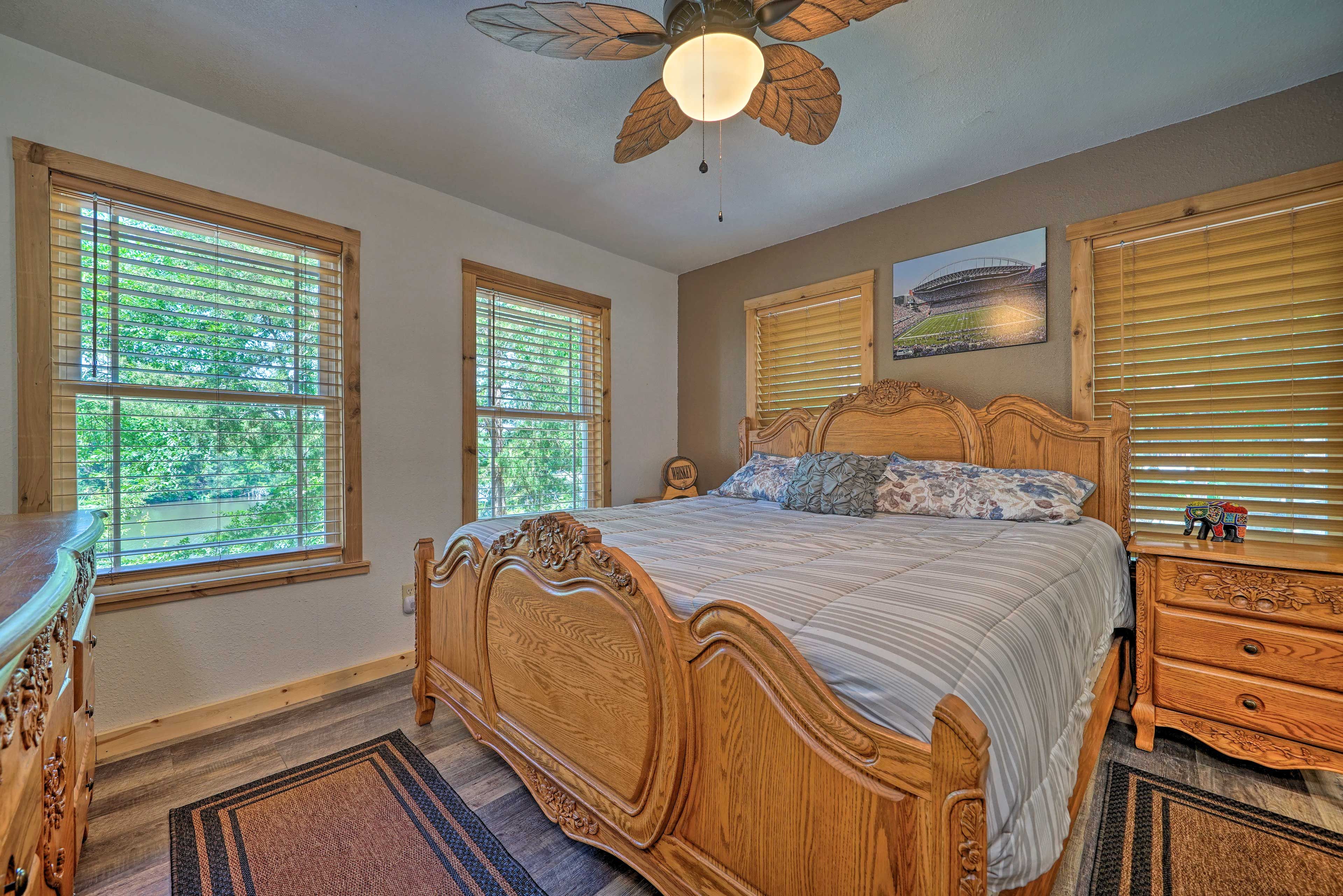 Bedroom | King Bed | En-Suite Bathroom