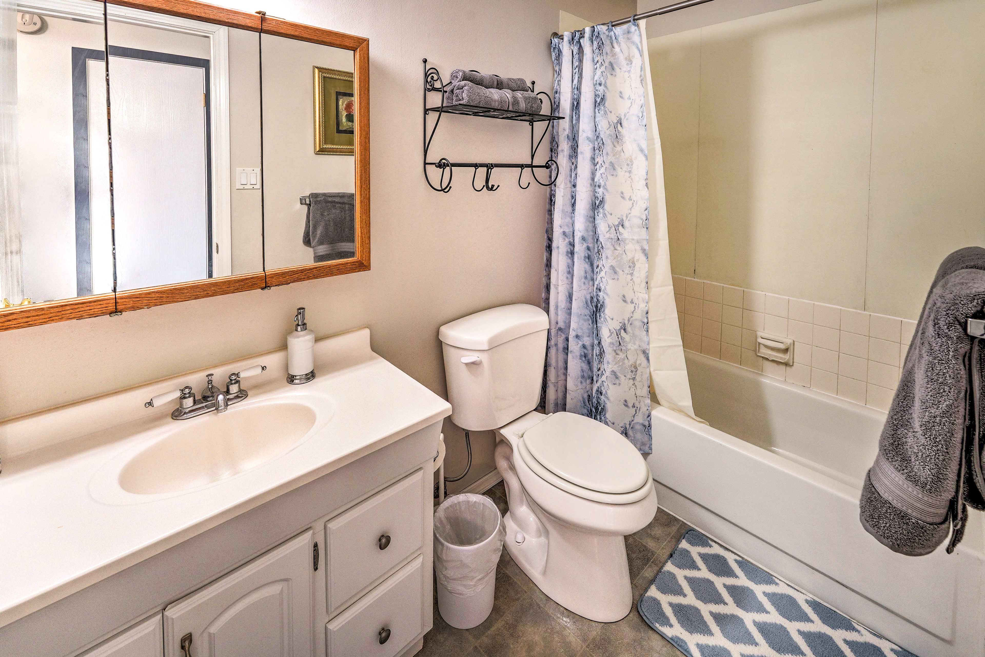 Full Bathroom | Complimentary Toiletries | 1st Floor