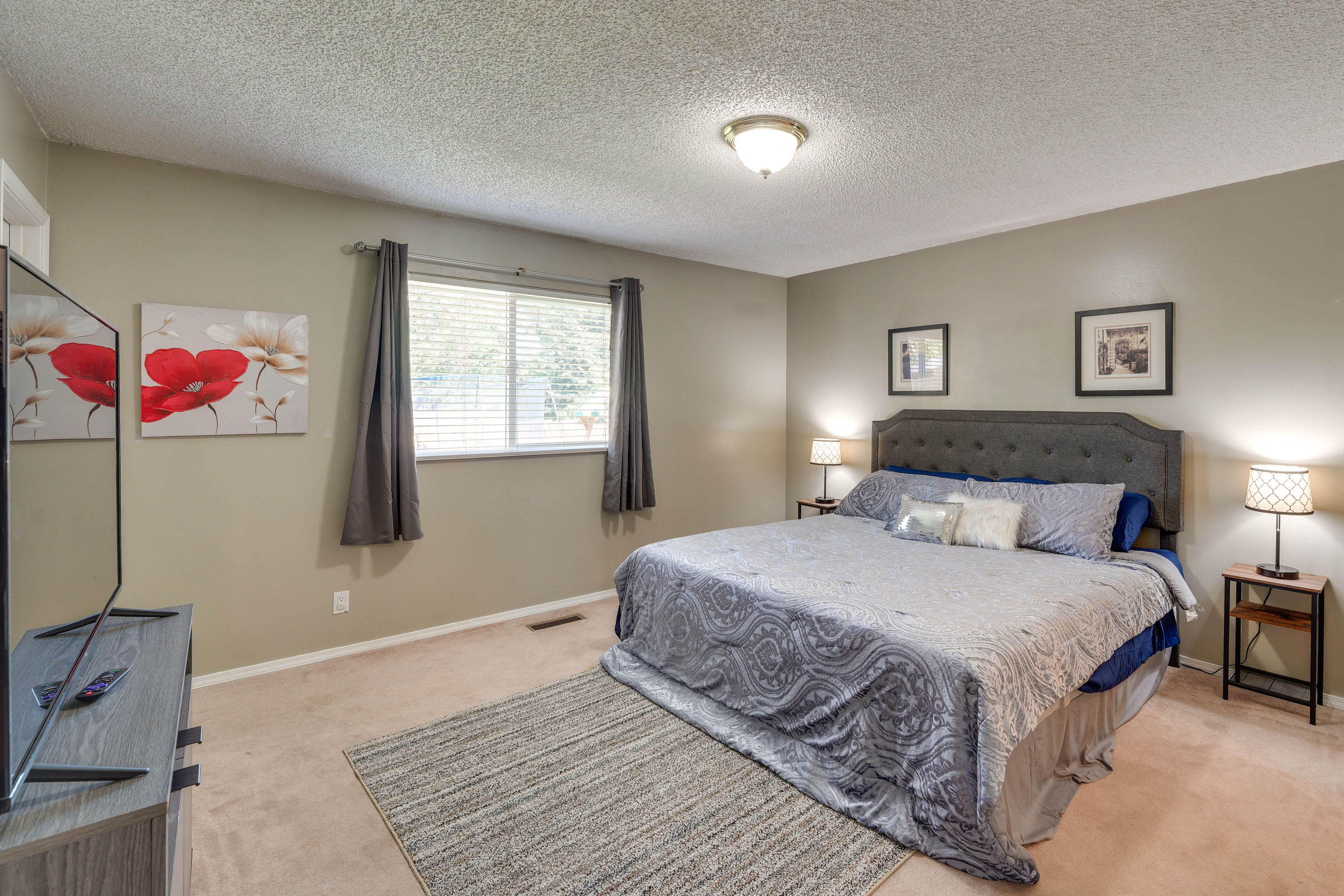 Bedroom 1 | King Bed | Smart TV | 1st Floor