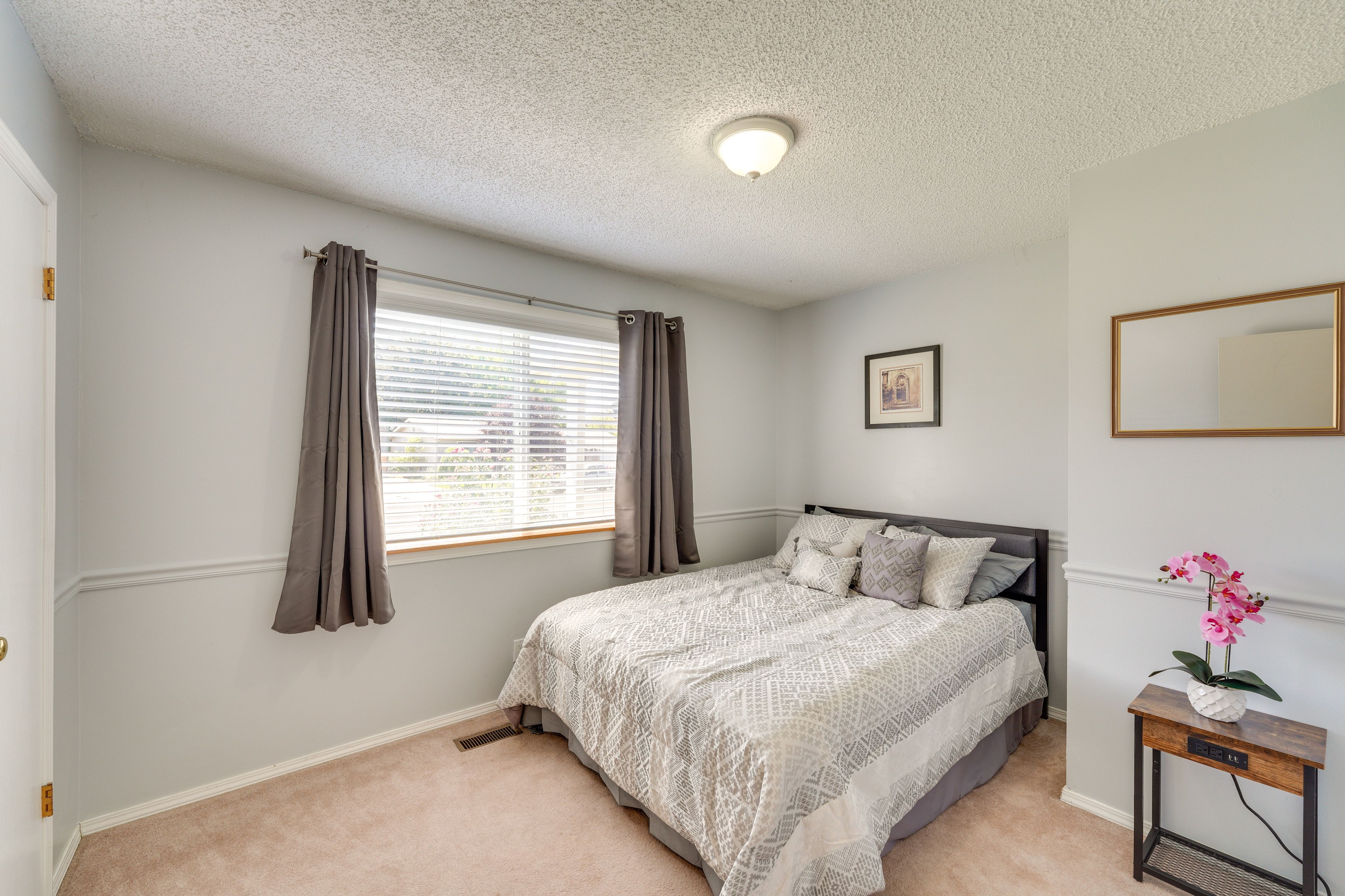 Bedroom 2 | Queen Bed | 1st Floor