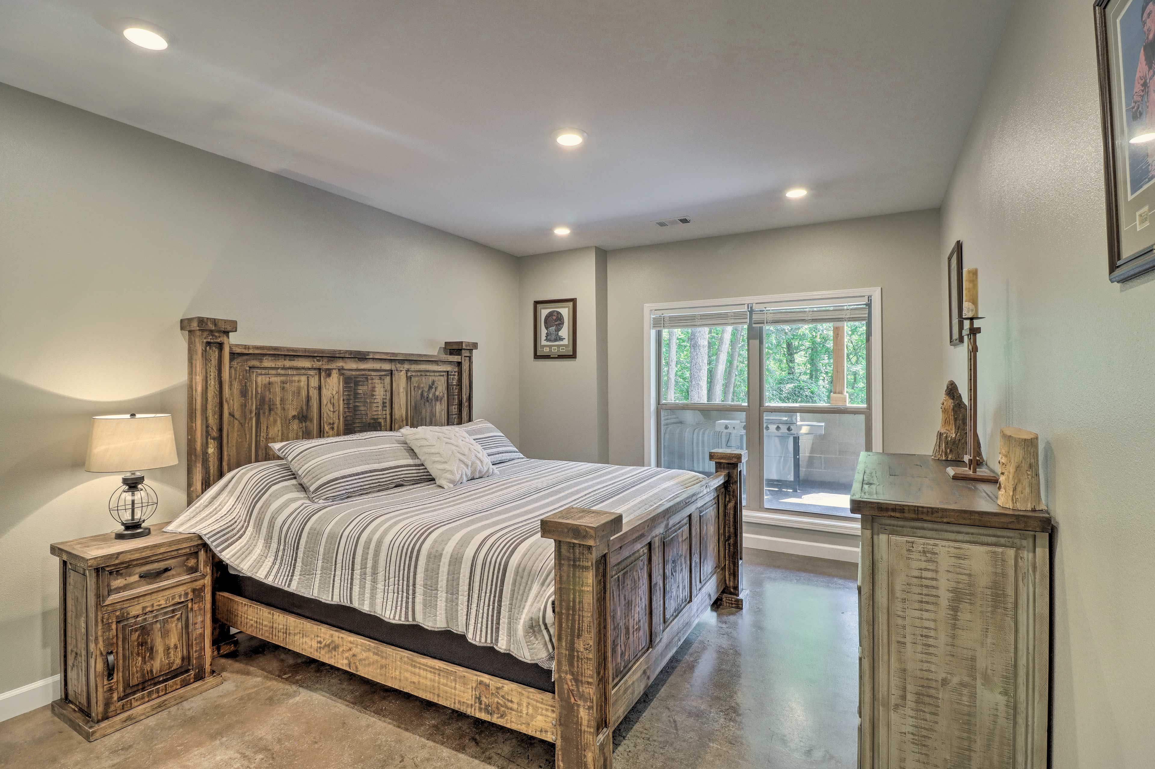 Bedroom | King Bed | Linens Provided