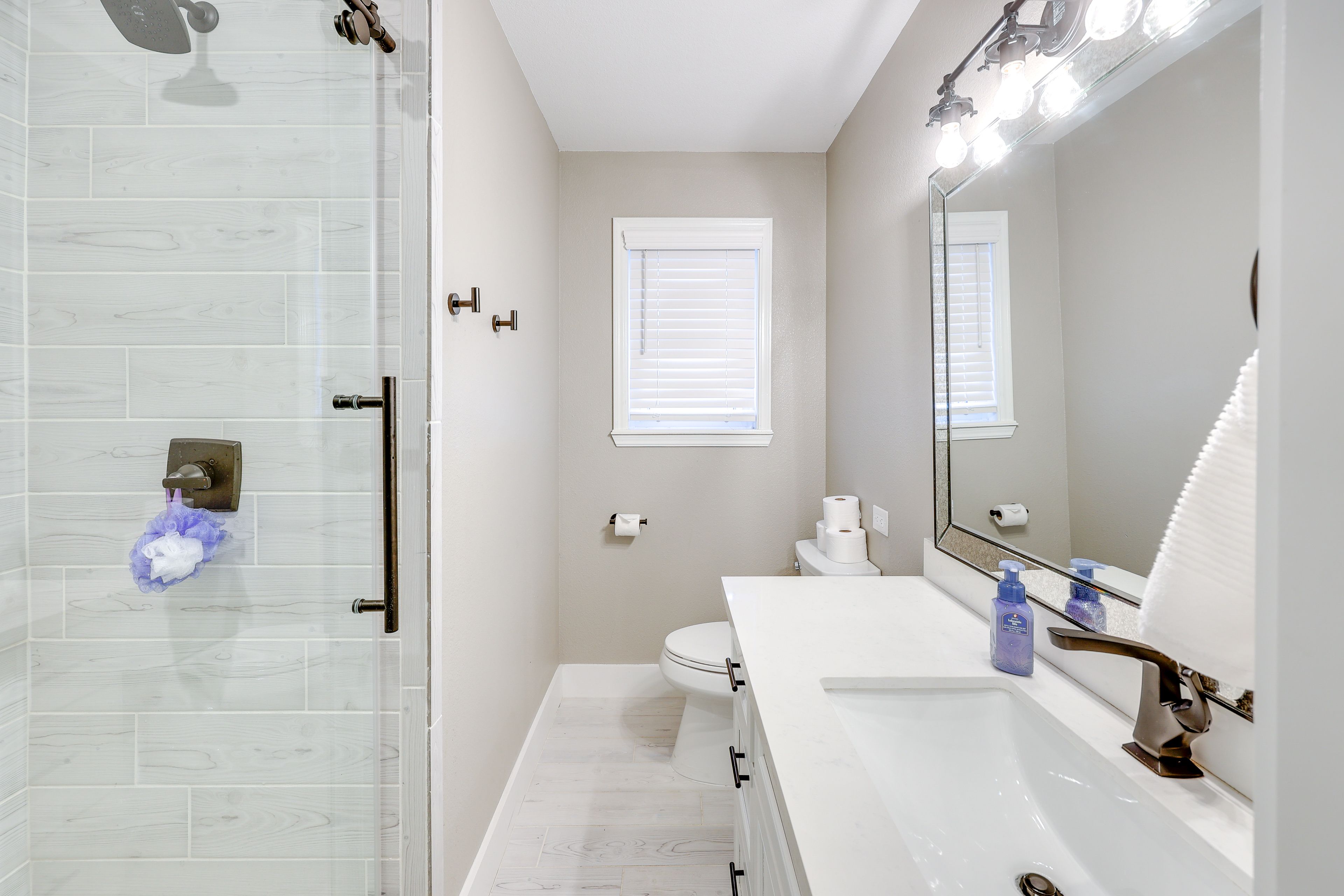 Full Bathroom | Towels Provided