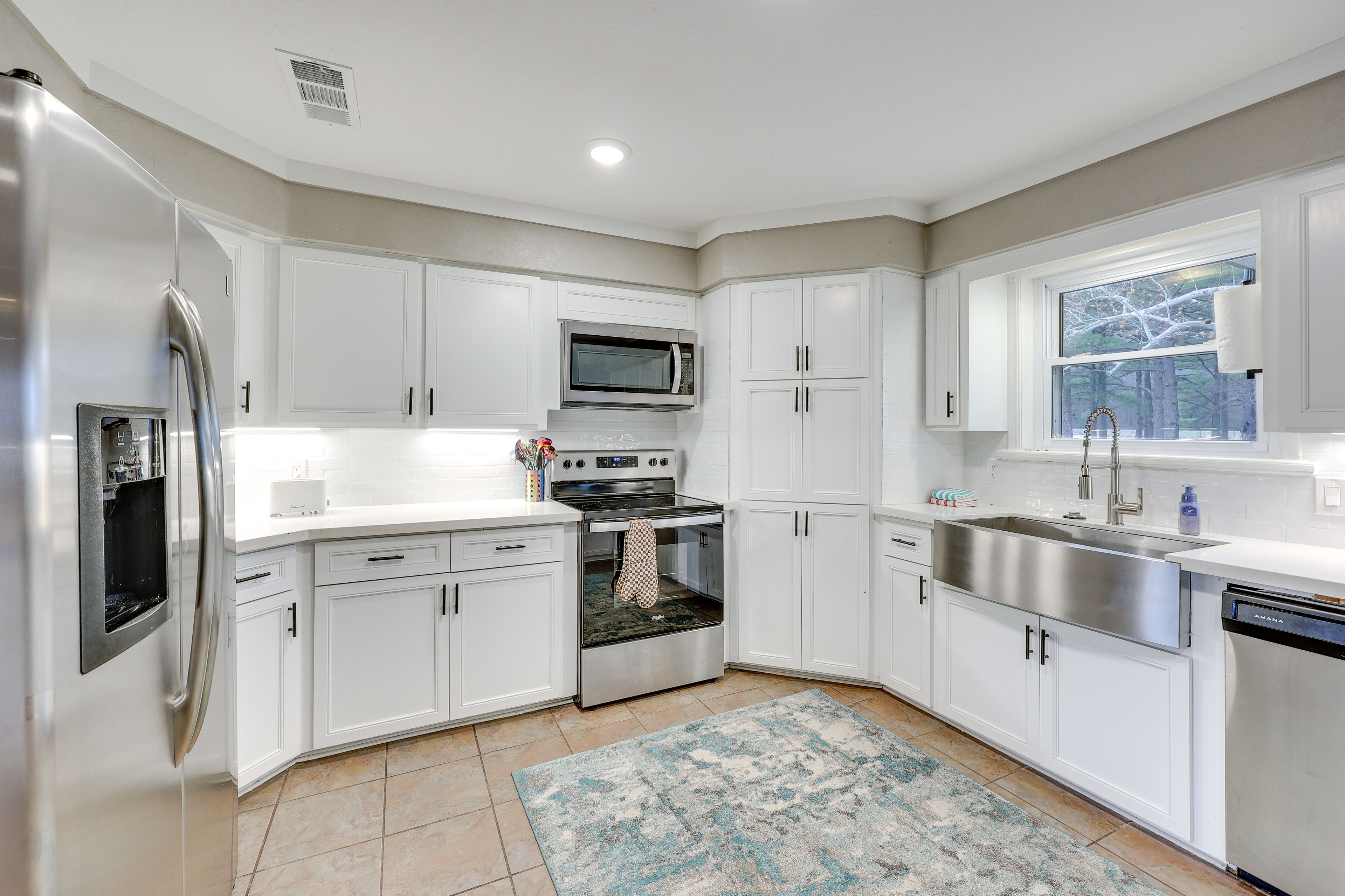 Kitchen | Basic Cooking Essentials | Dishwasher | Coffee Maker | Breakfast Bar