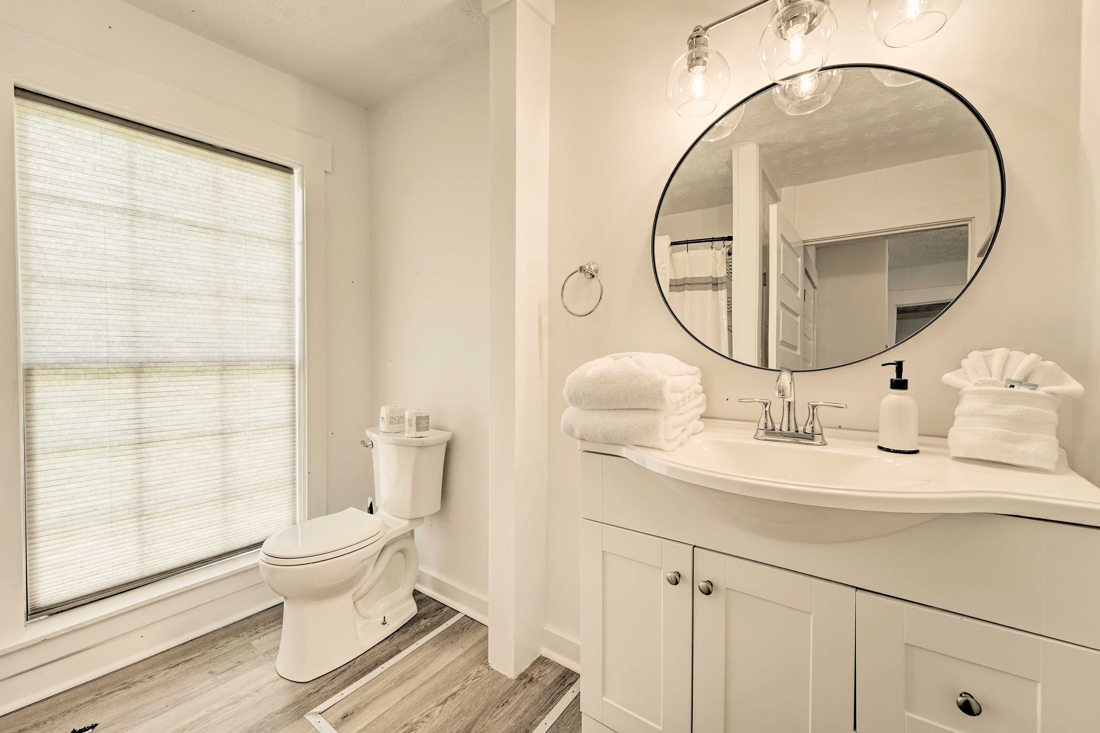 Full Bathroom | Complimentary Toiletries