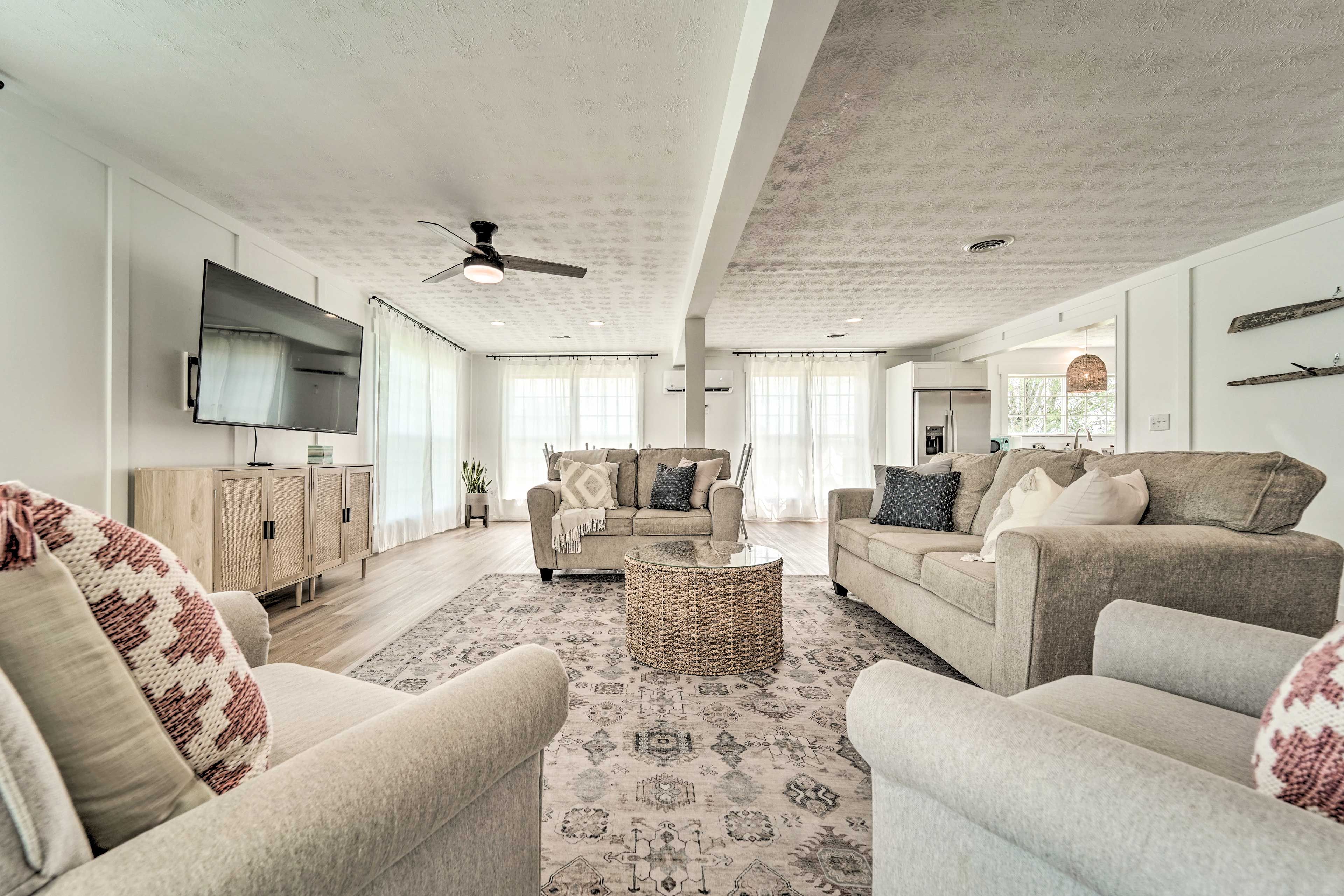 Main Living Area | Smart TVs w/ Cable