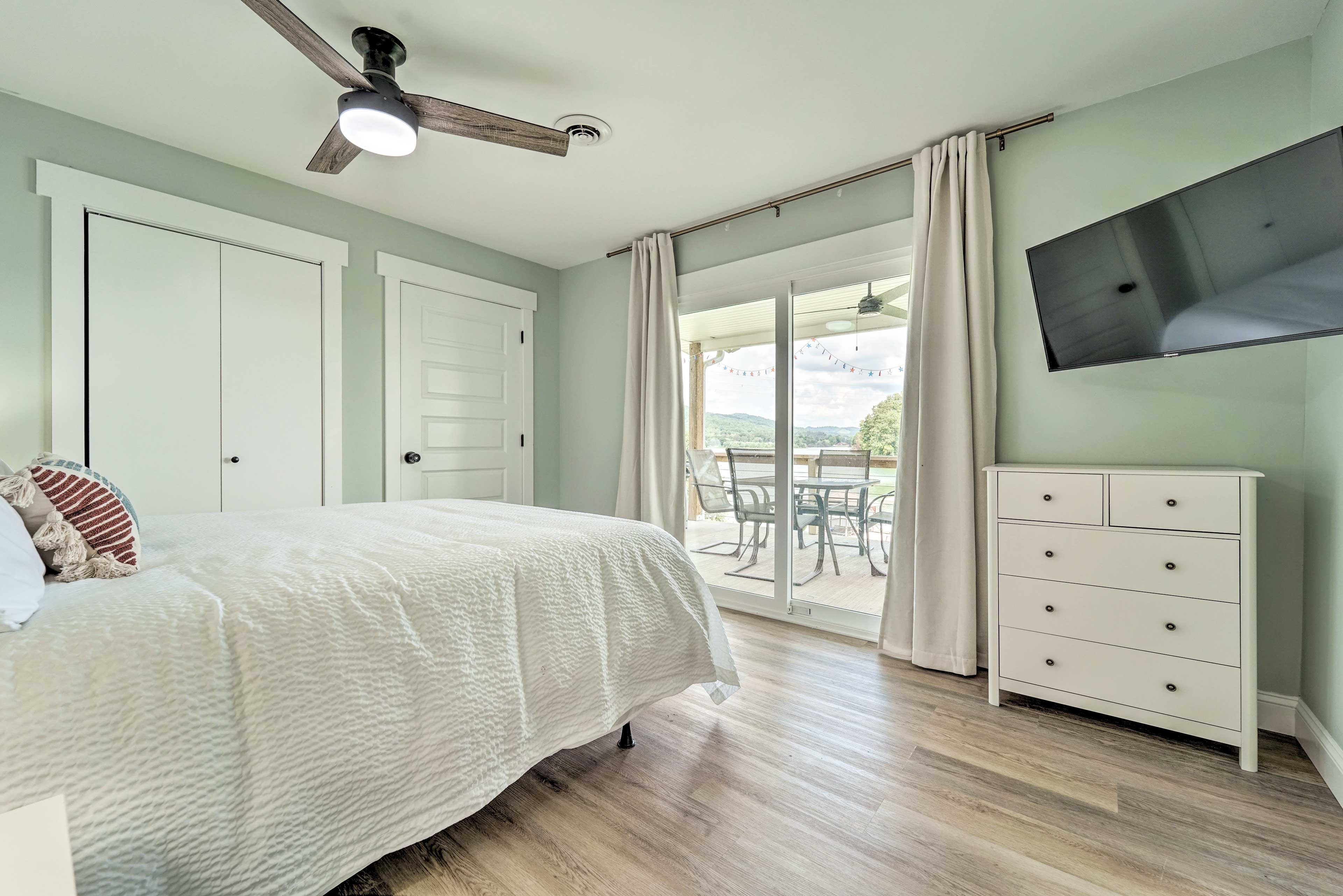 Bedroom 1 | Queen Bed