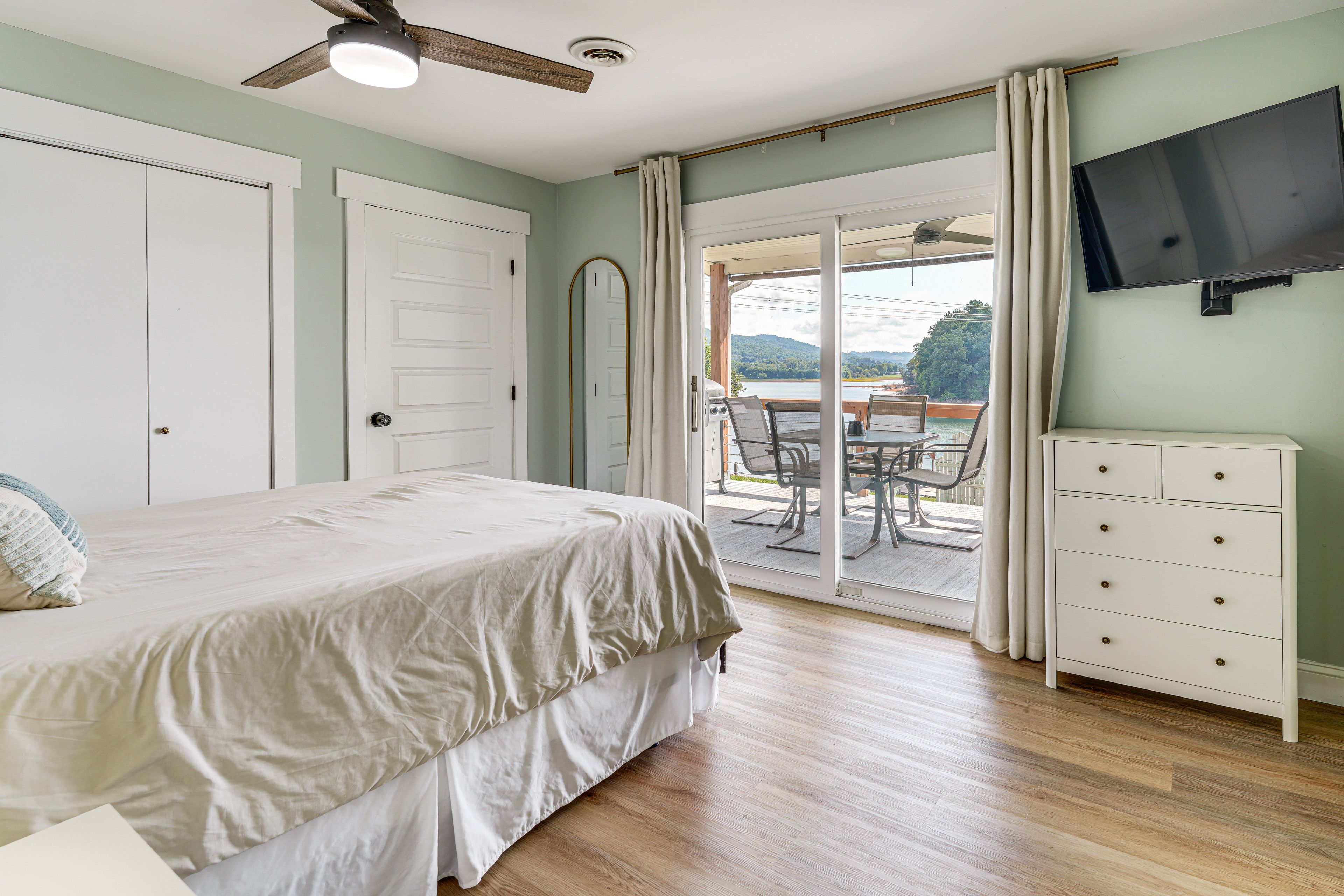 Bedroom 1 | Queen Bed