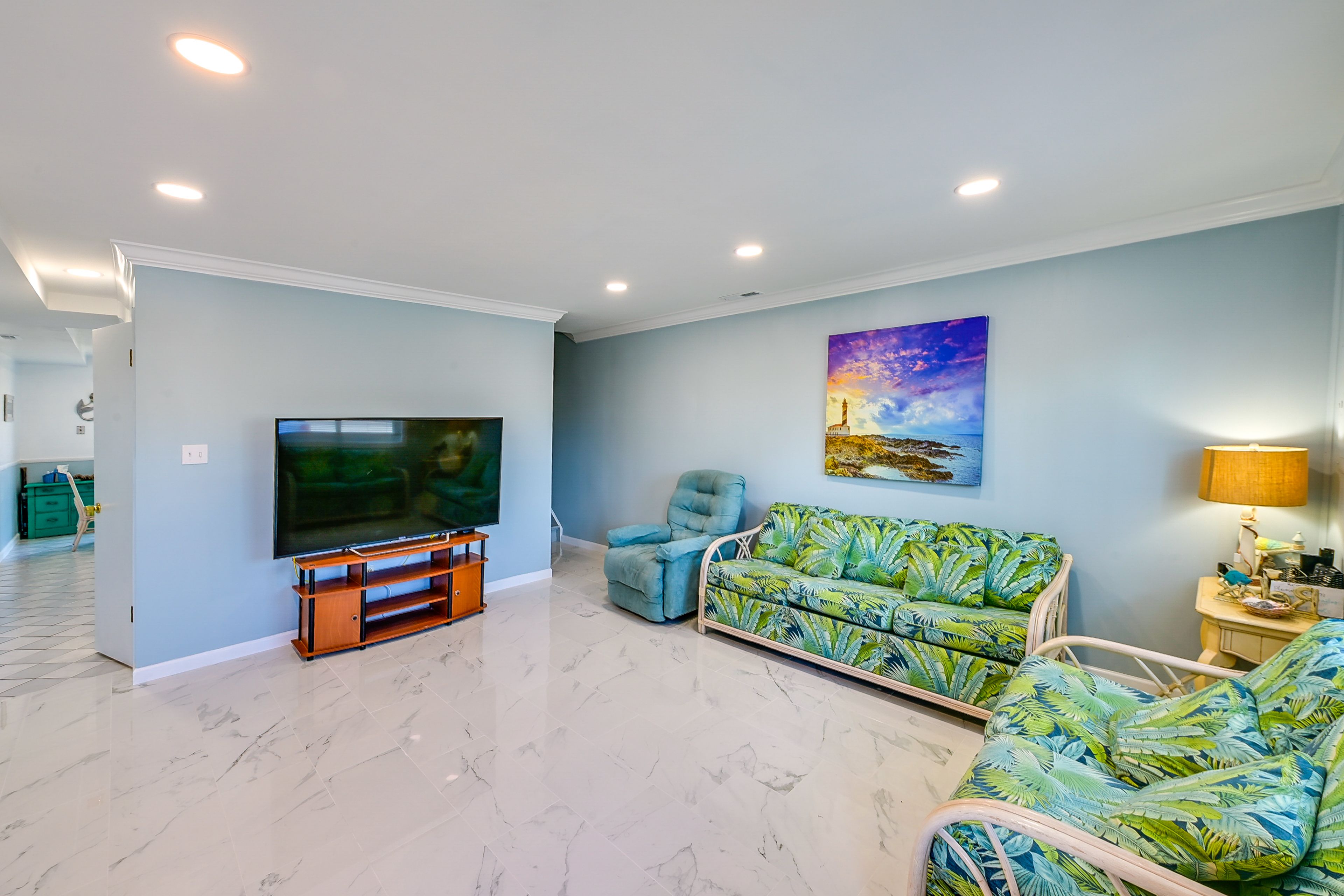 Living Room | Flat-Screen TV | Keyless Entry | Free WiFi