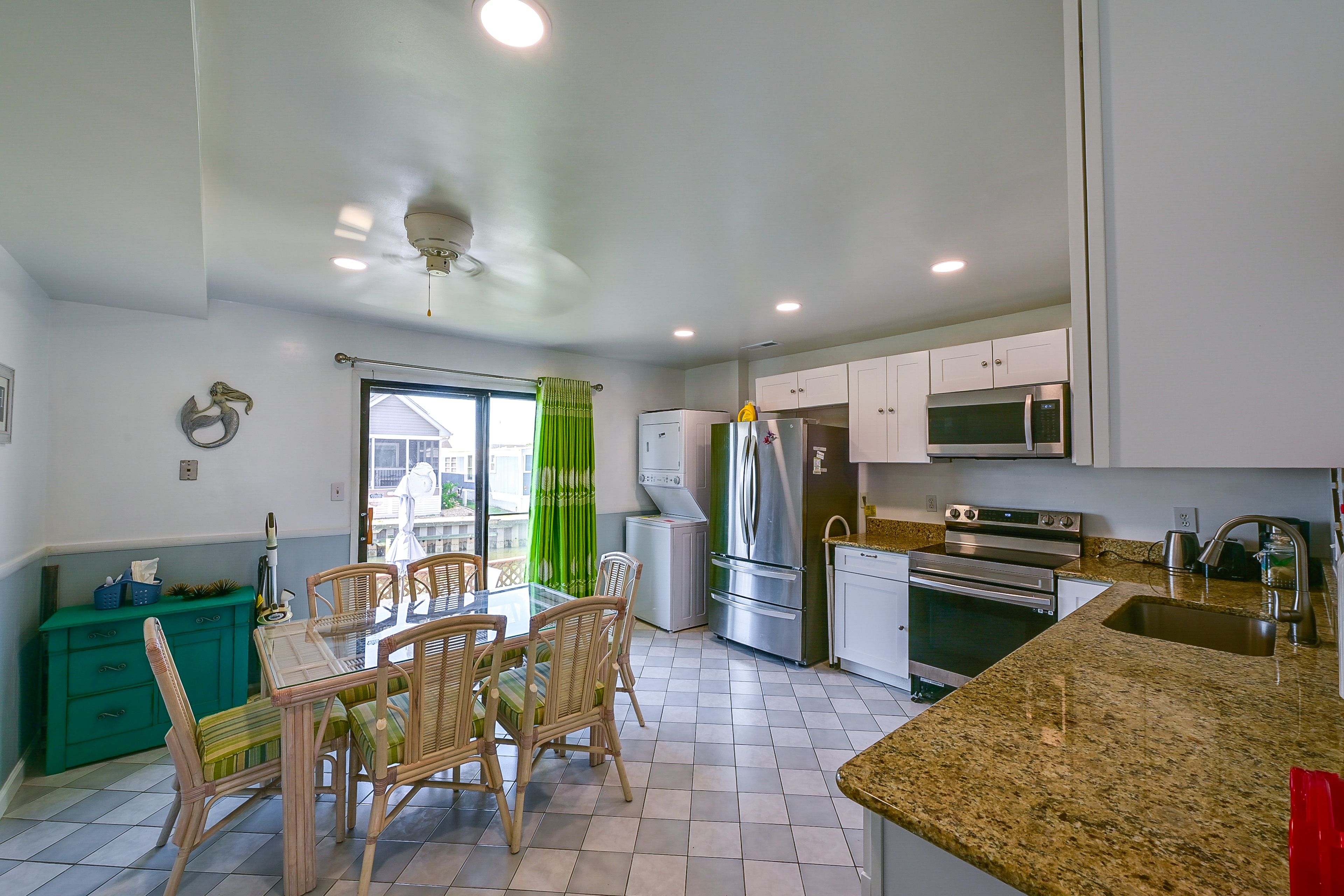 Kitchen | Basic Cooking Essentials Provided | Dishwasher | Drip Coffee Maker