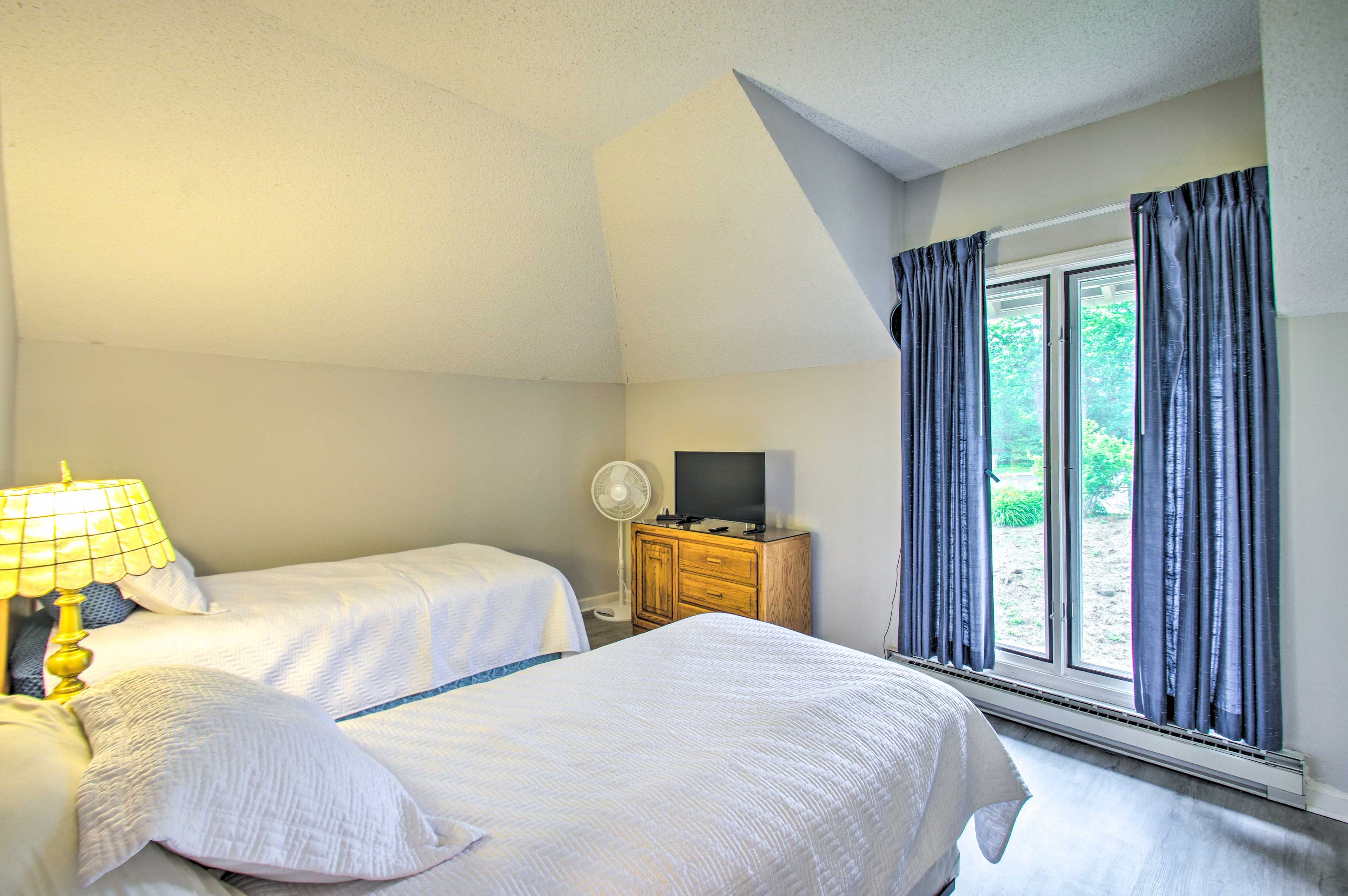 Bedroom 2 | 2 Twin Beds | Smart TV