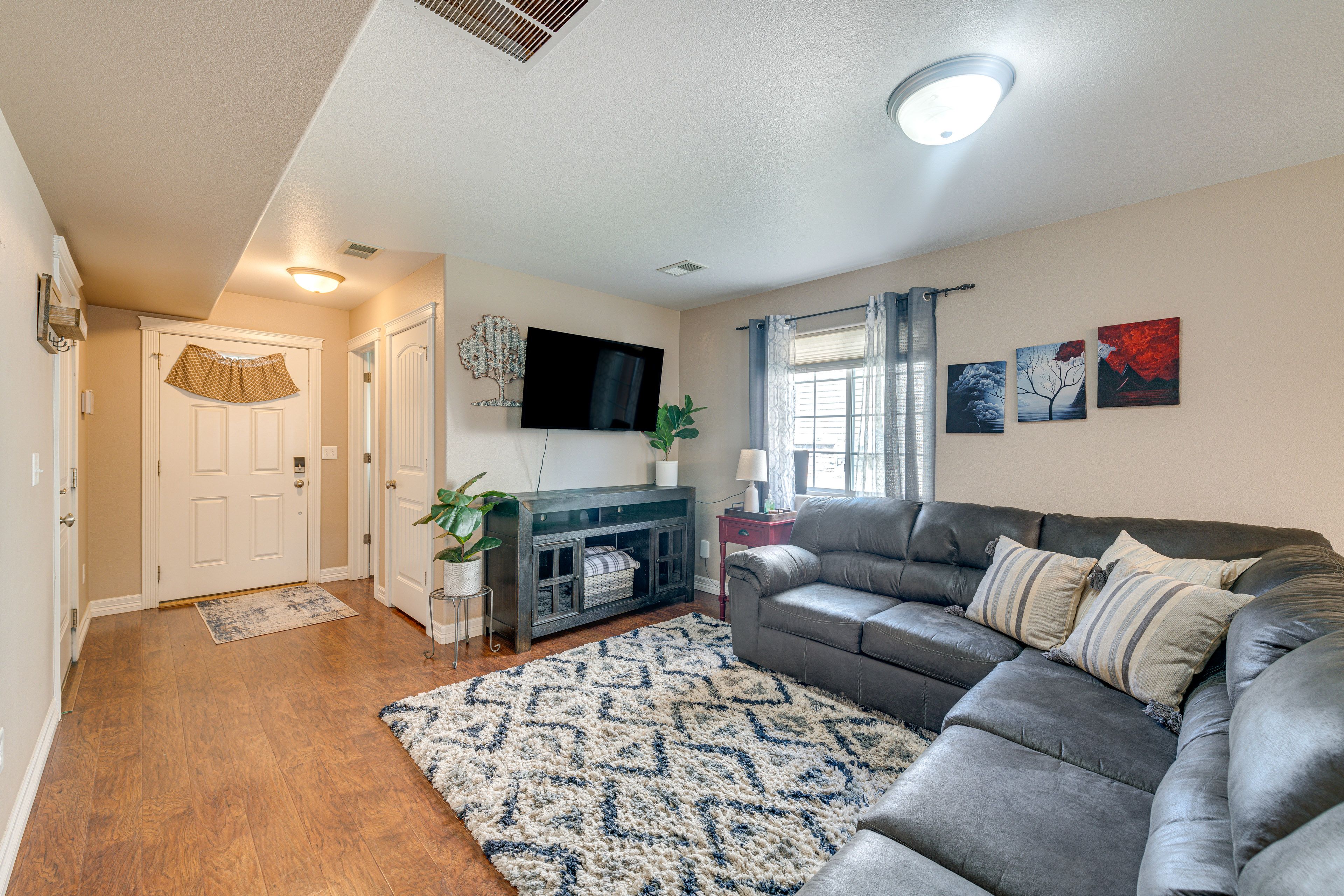 Living Room | Smart TVs | DVD Player | Free WiFi