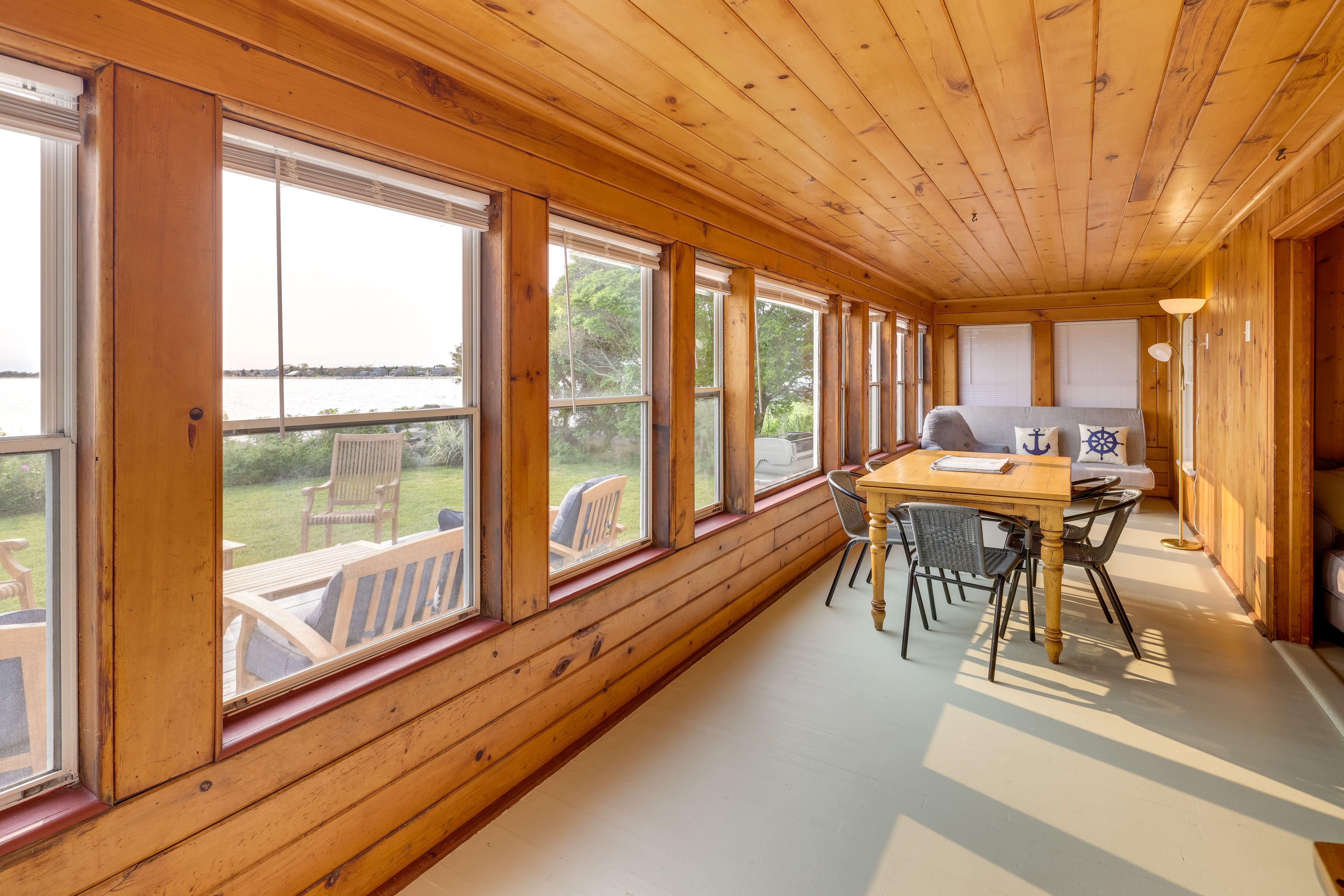 Sunroom | Futon | Free WiFi