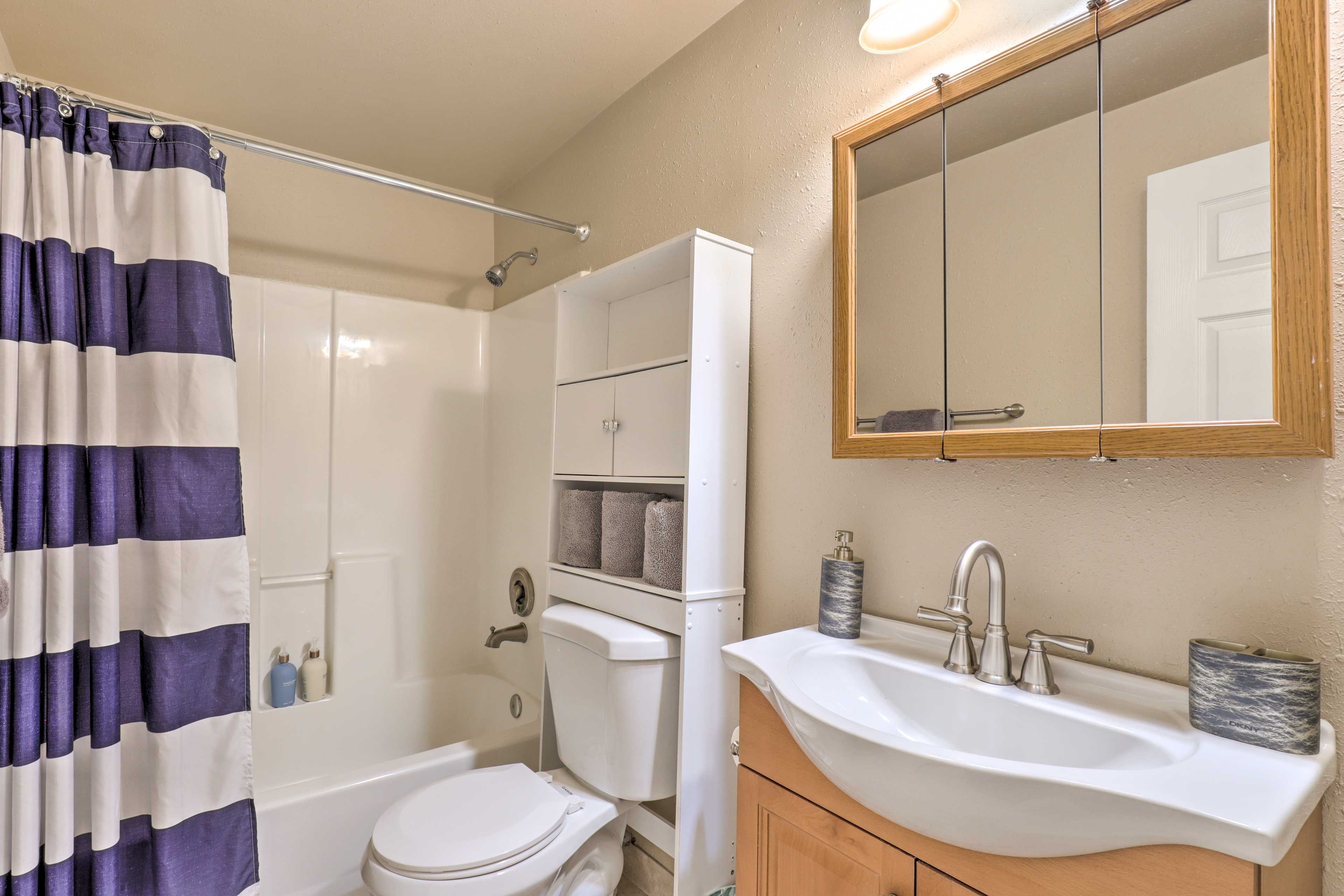 Full Bathroom | Towels Provided | Complimentary Toiletries