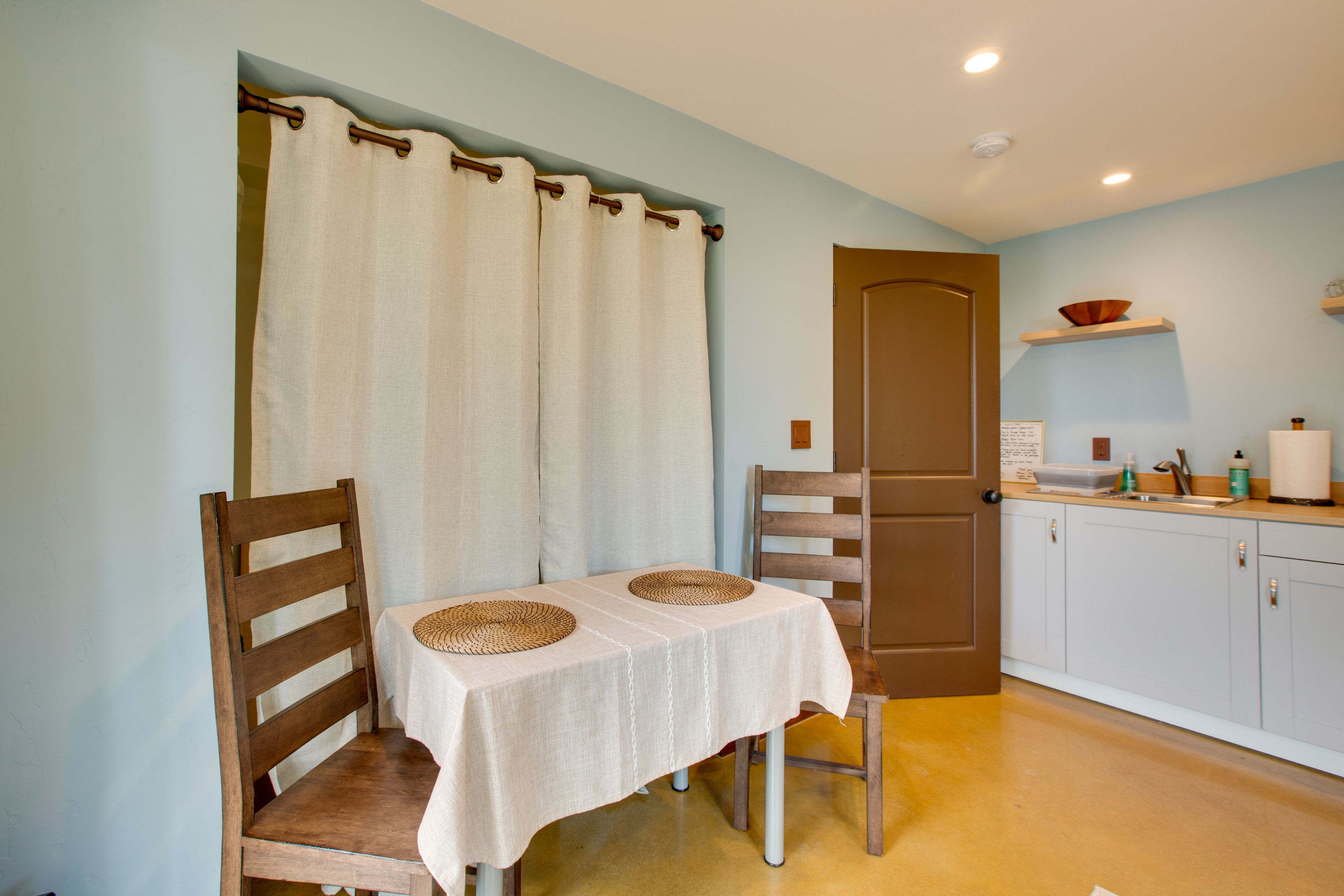 Dining Area | Dishware & Flatware Provided