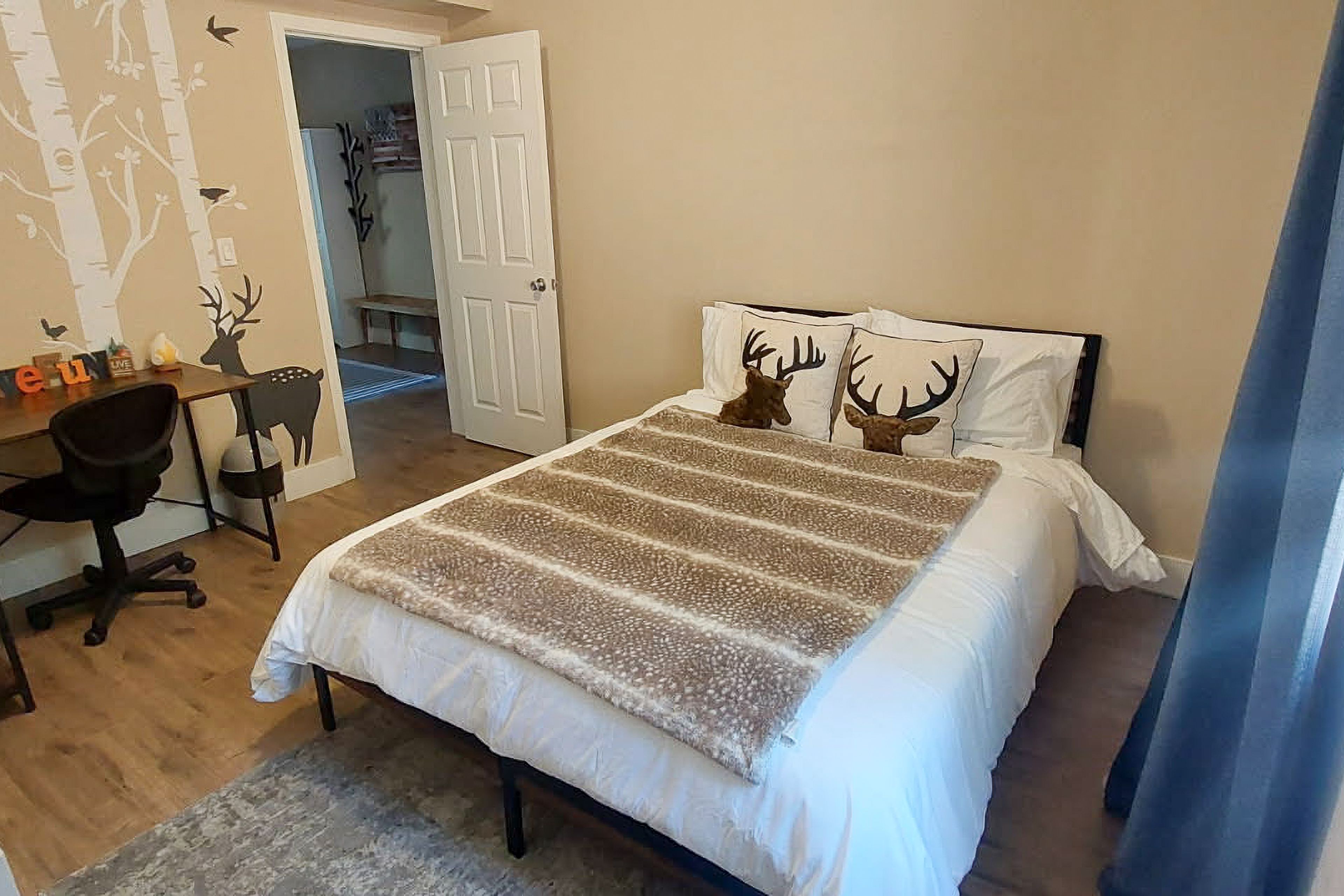 Bedroom 3 | Lower Level | Queen Bed | Smart TV | Desk