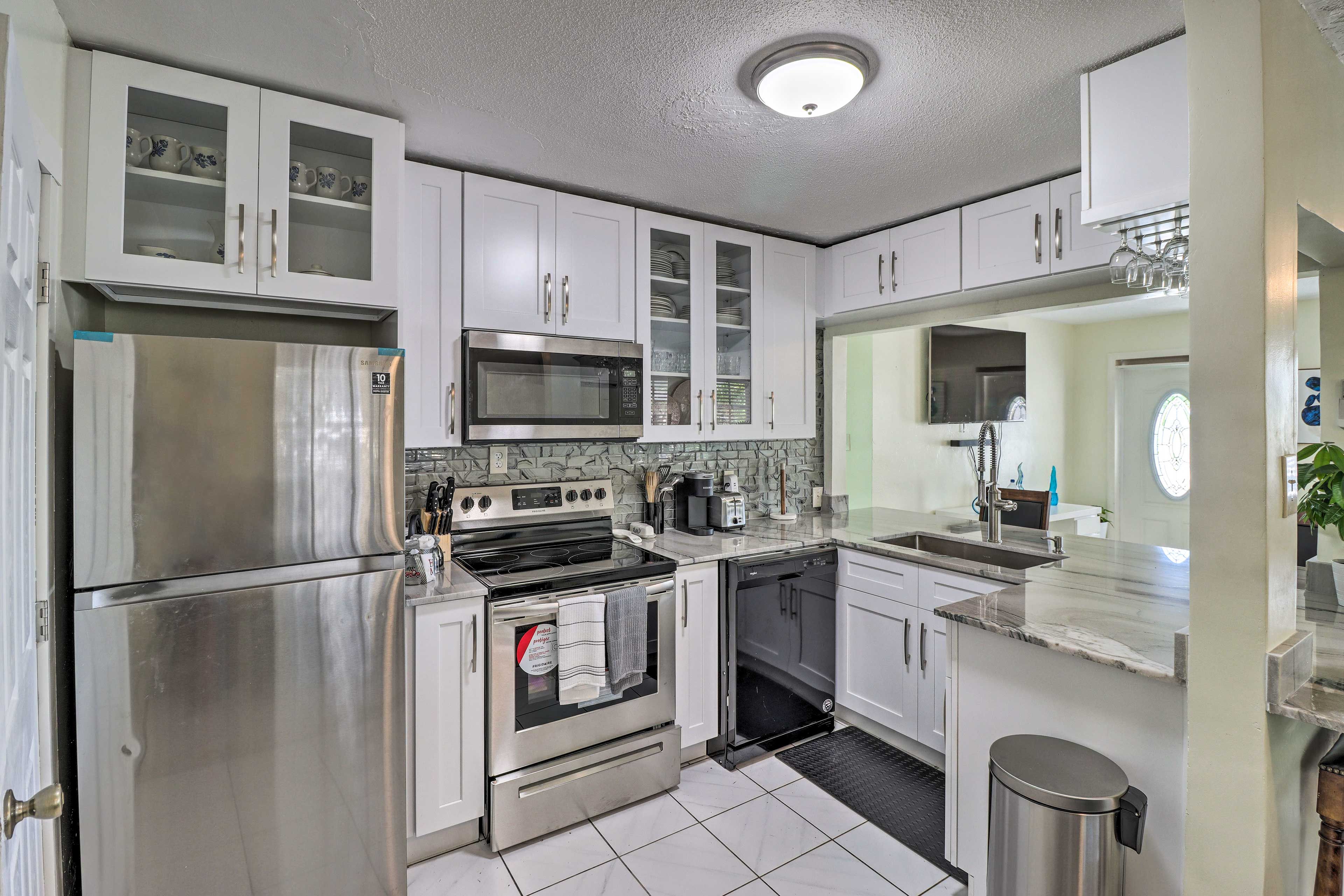 Full Kitchen | Dishwasher | Fridge | Electric Range | Microwave