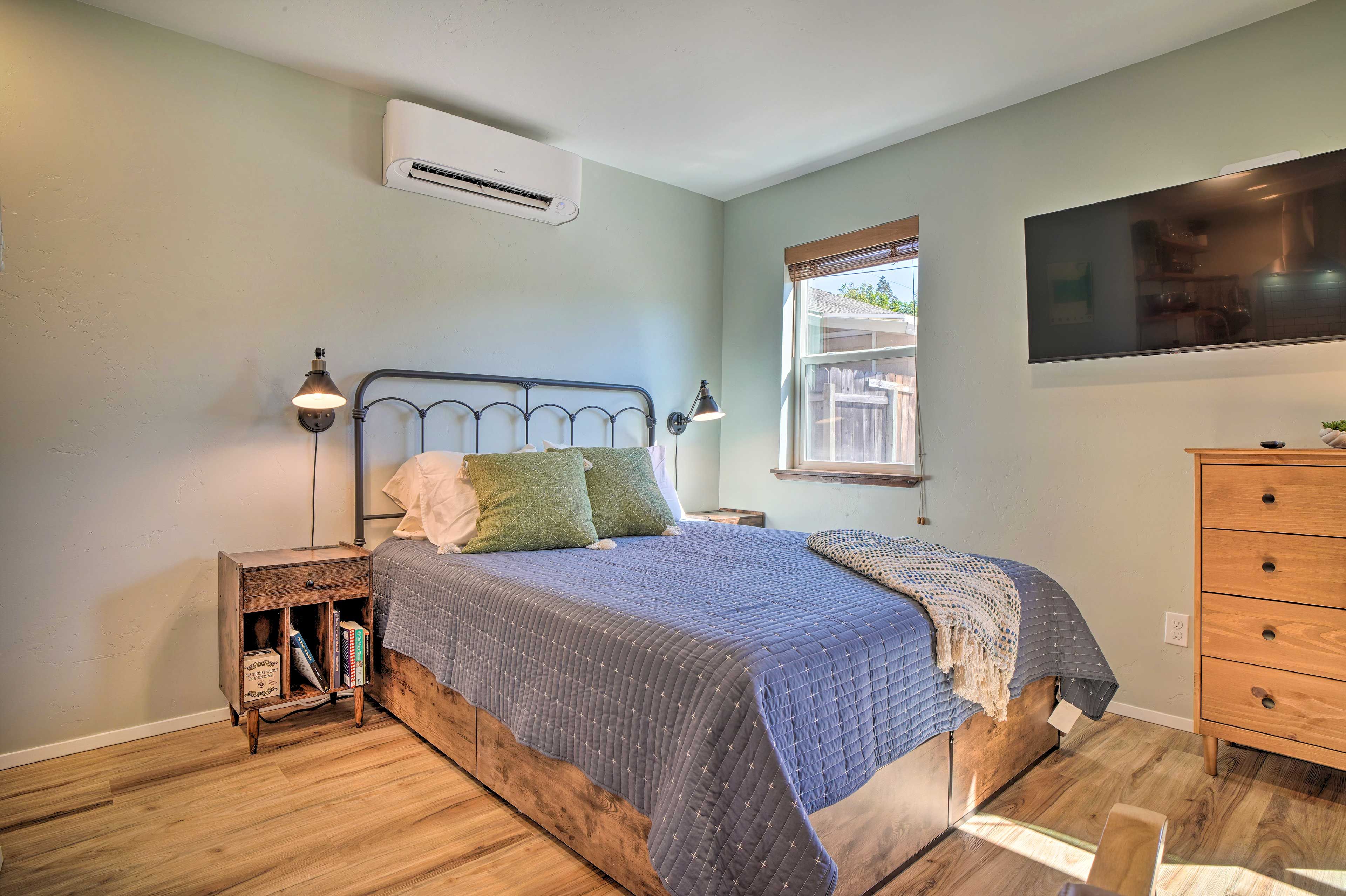 Studio | Queen Bed | Linens Provided