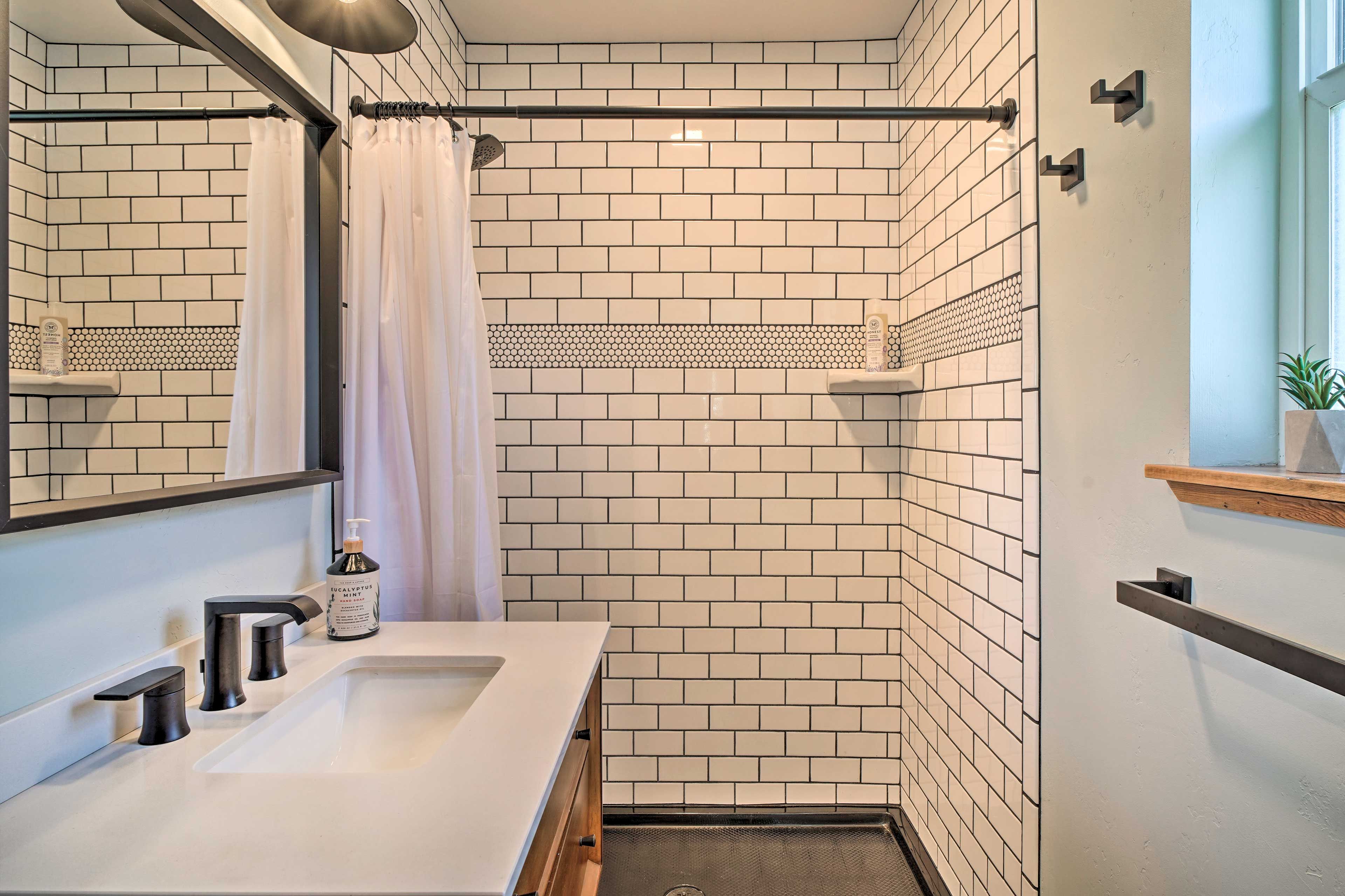 Full Bathroom | Towels Provided | Complimentary Toiletries