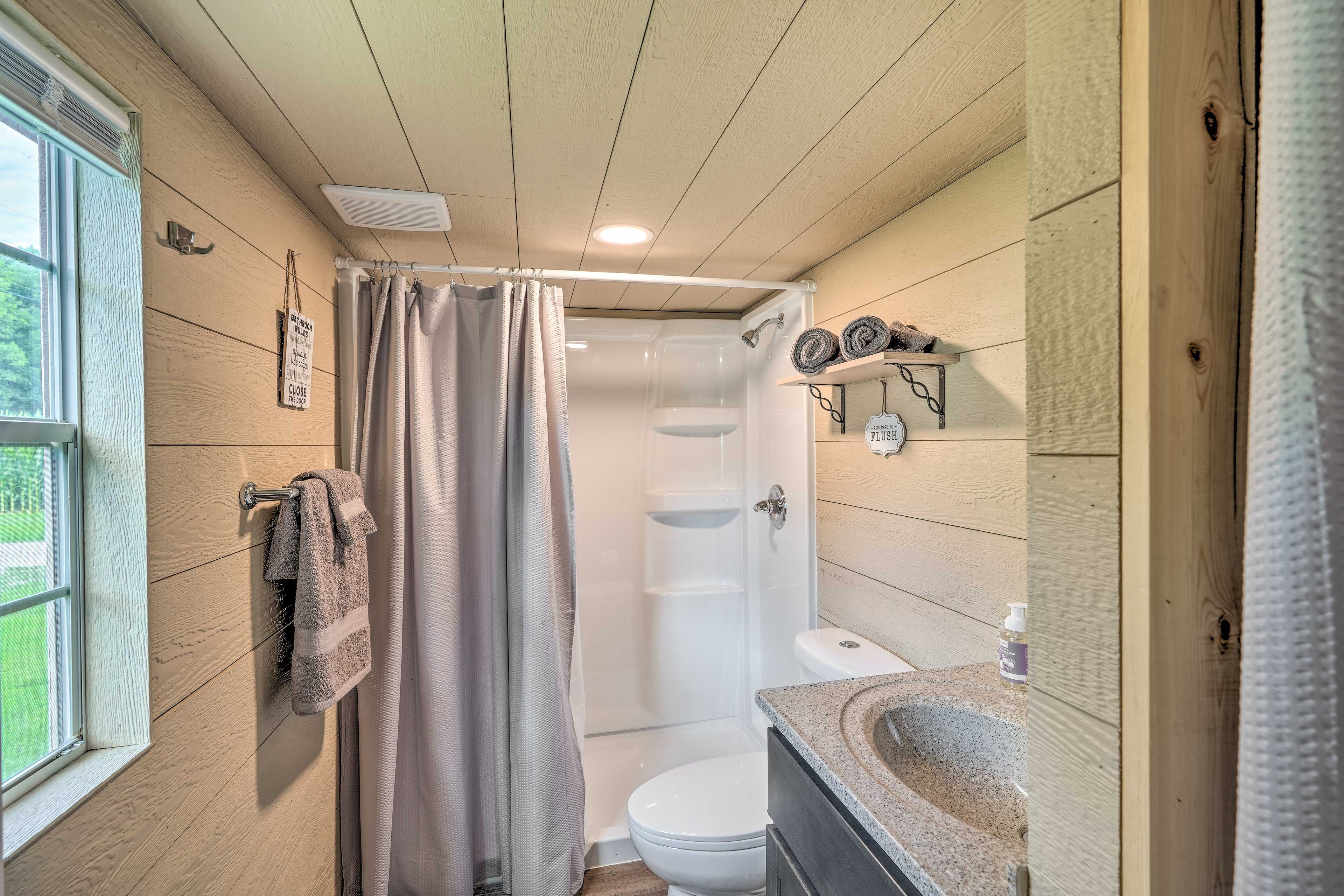 Full Bathroom | Towels Provided