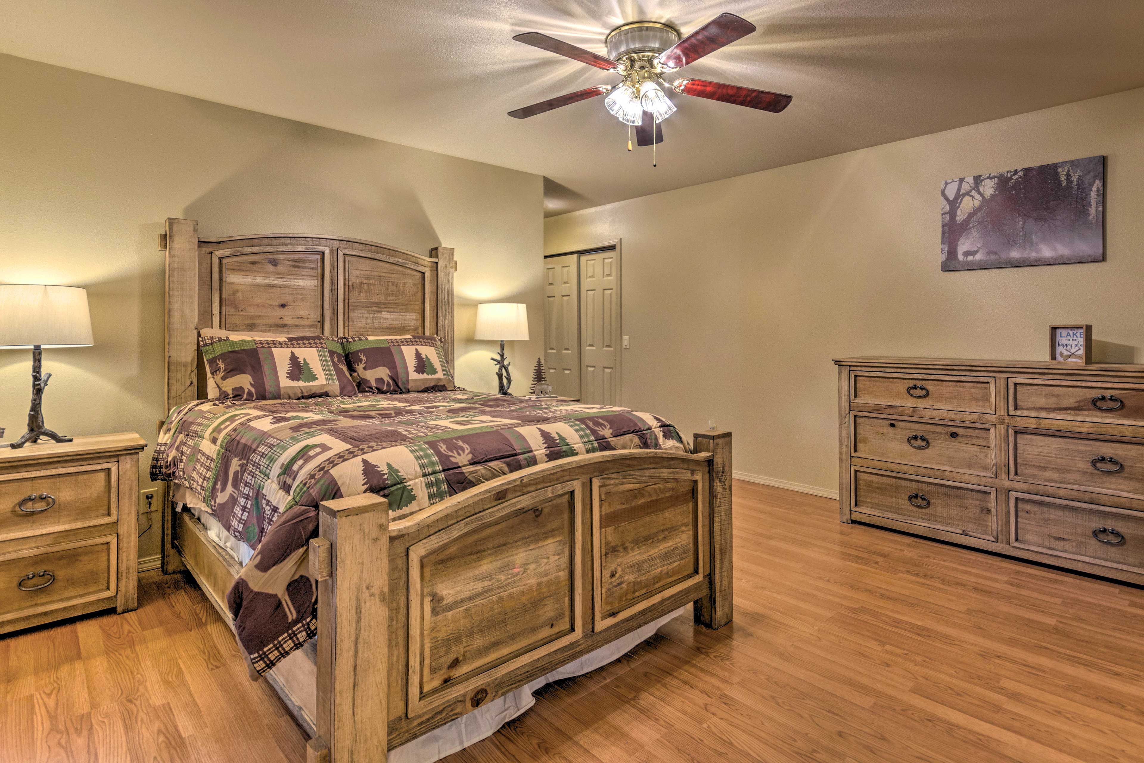 Bedroom 1 | Main Level | Queen Bed | Linens Provided