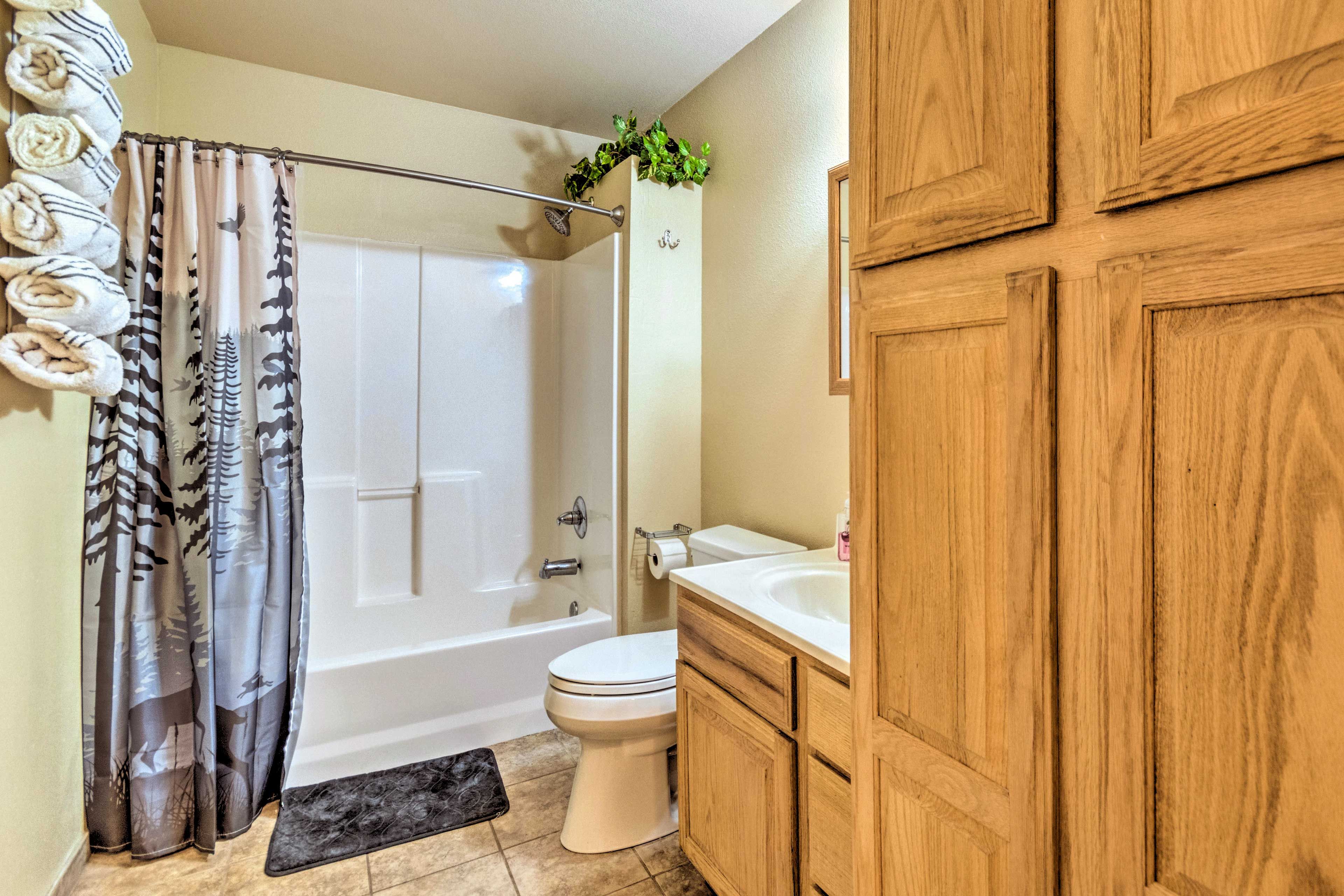 Full Bathroom | Main Level | Complimentary Toiletries