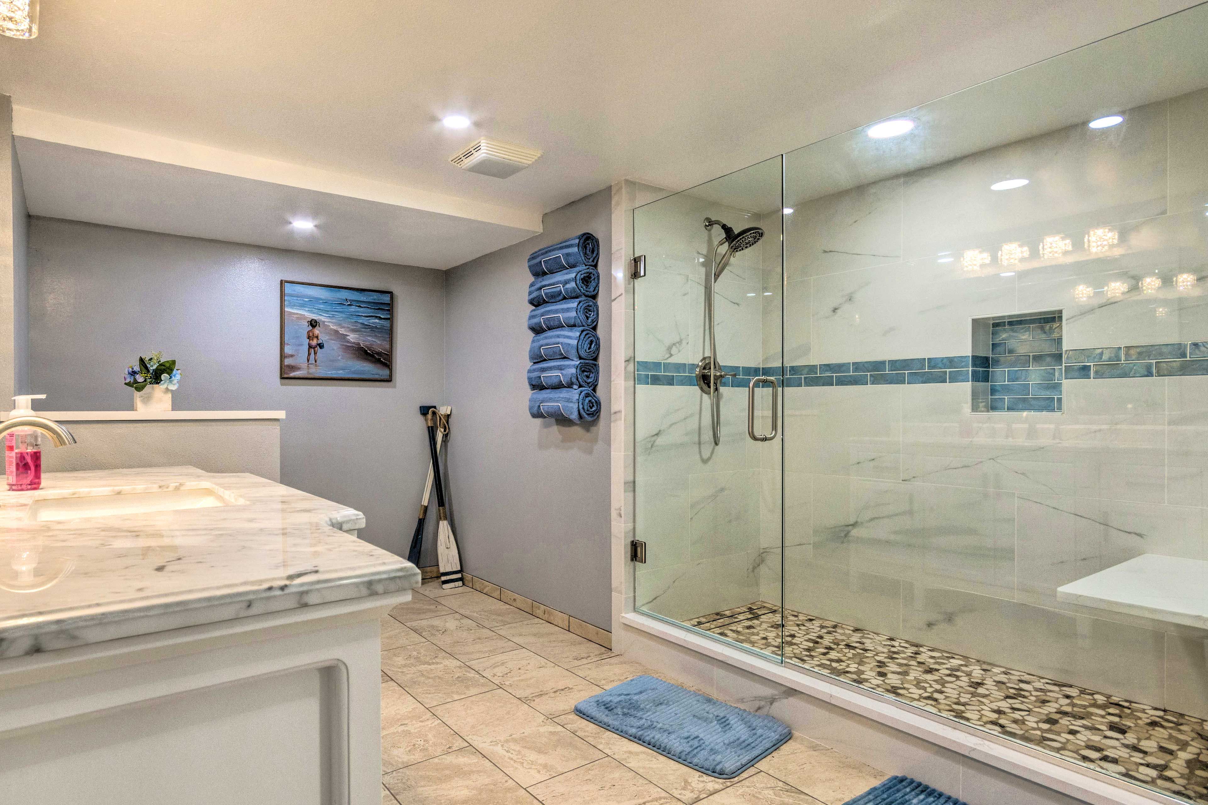 Full Bathroom | Lower Level | Towels Provided