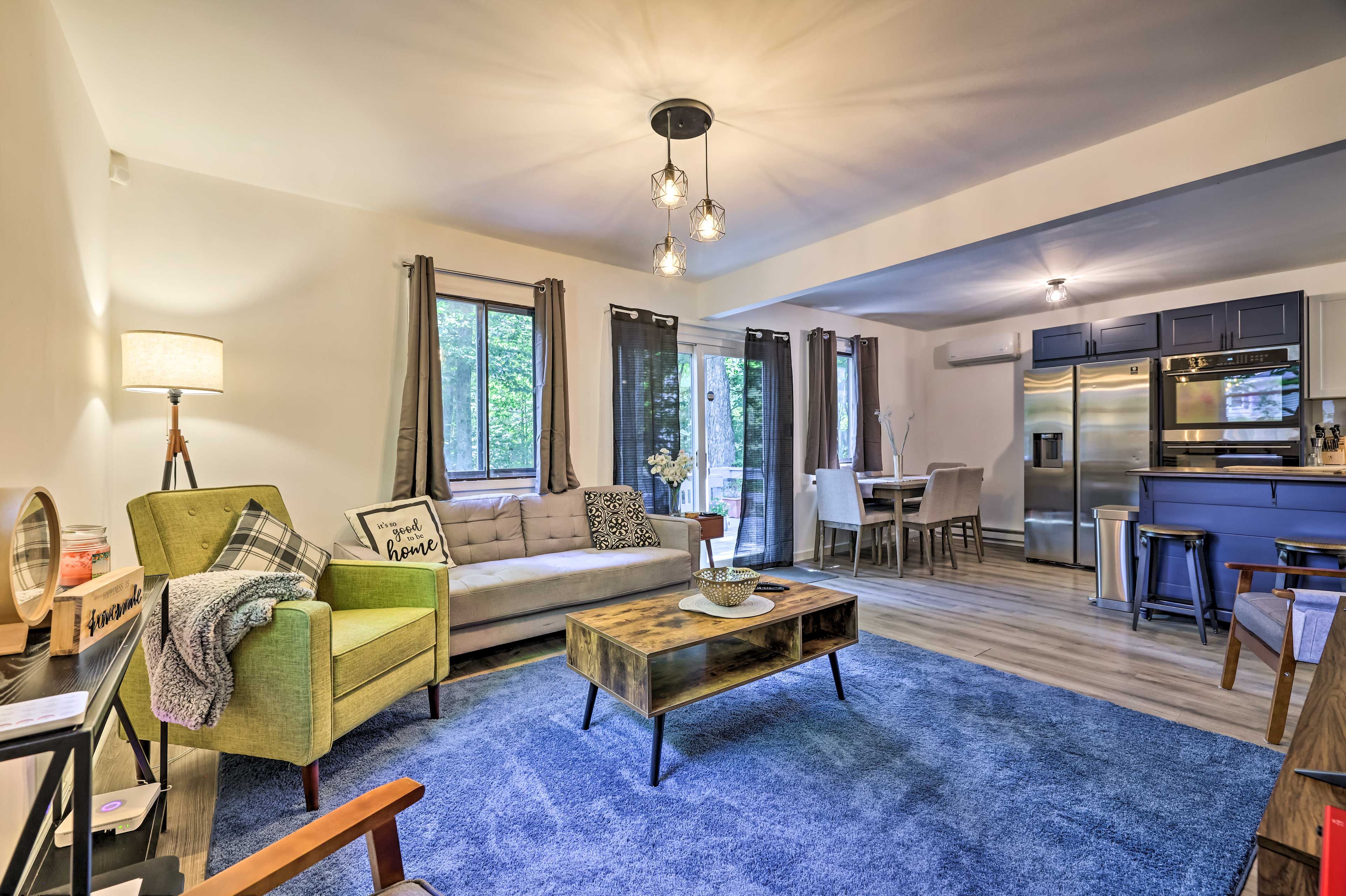 Living Room | Open-Concept | Free WiFi