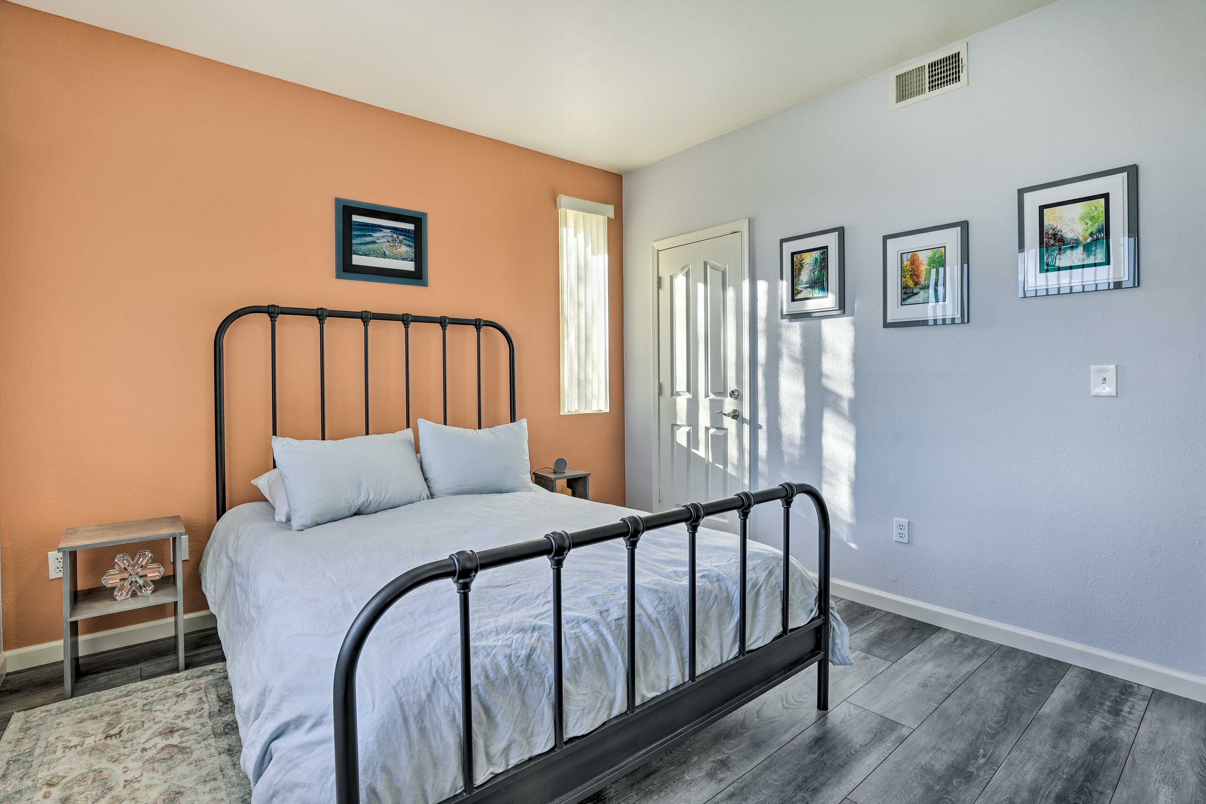 Bedroom 2 | Queen Bed | Hangers