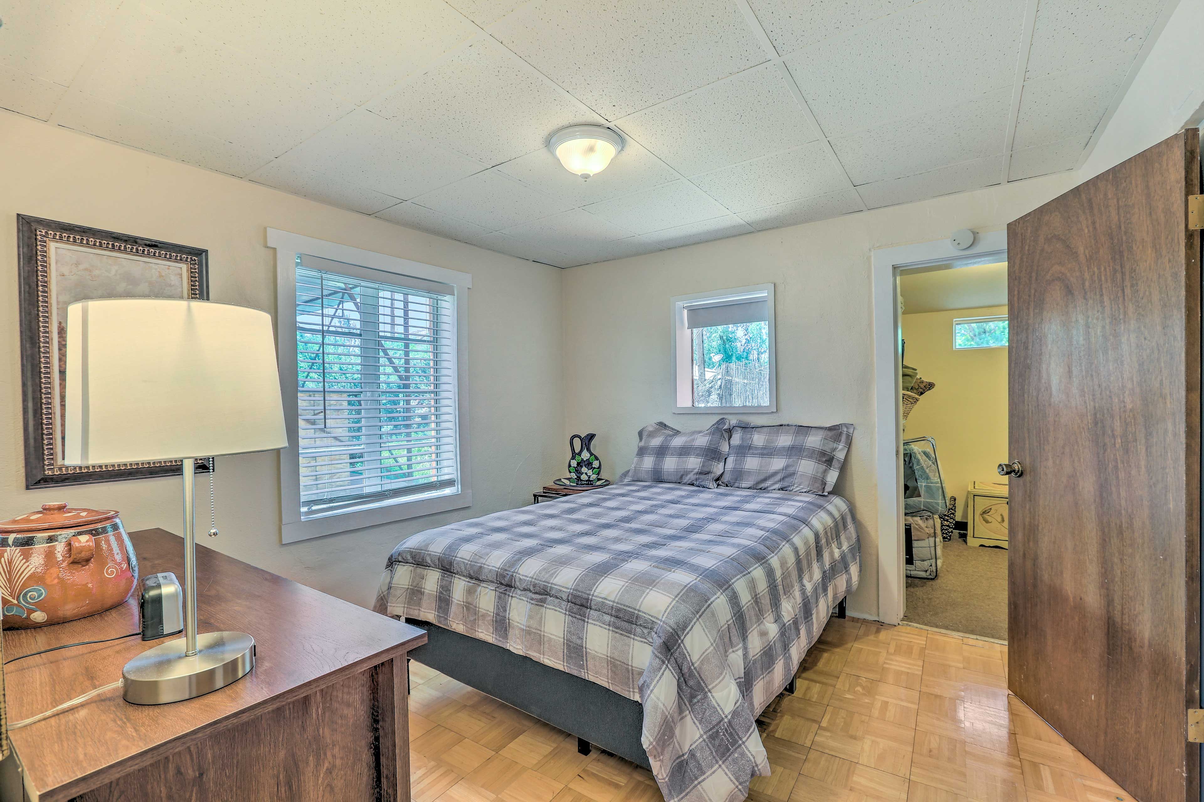 Bedroom 2 | Queen Bed