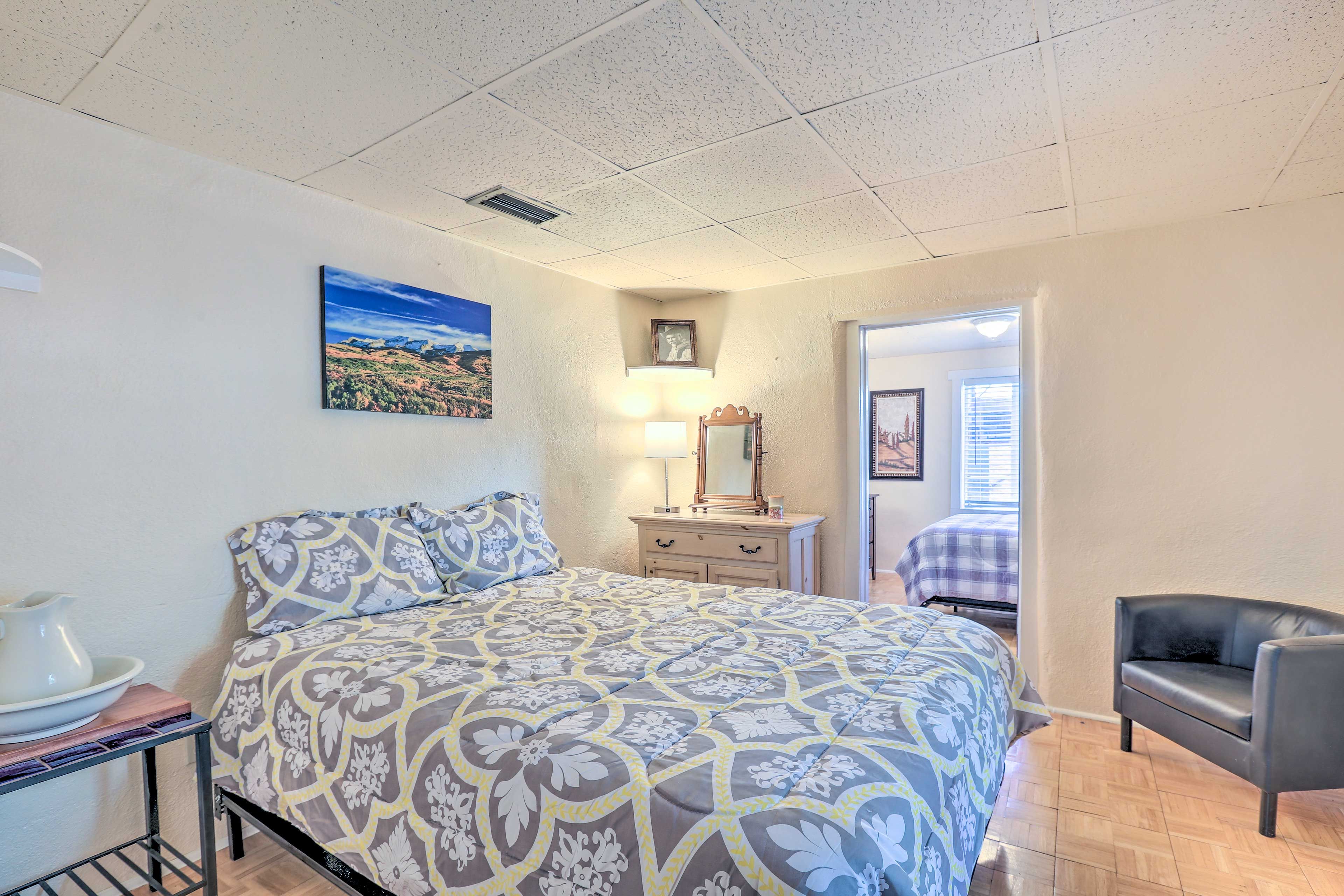 Bedroom 1 | Queen Bed