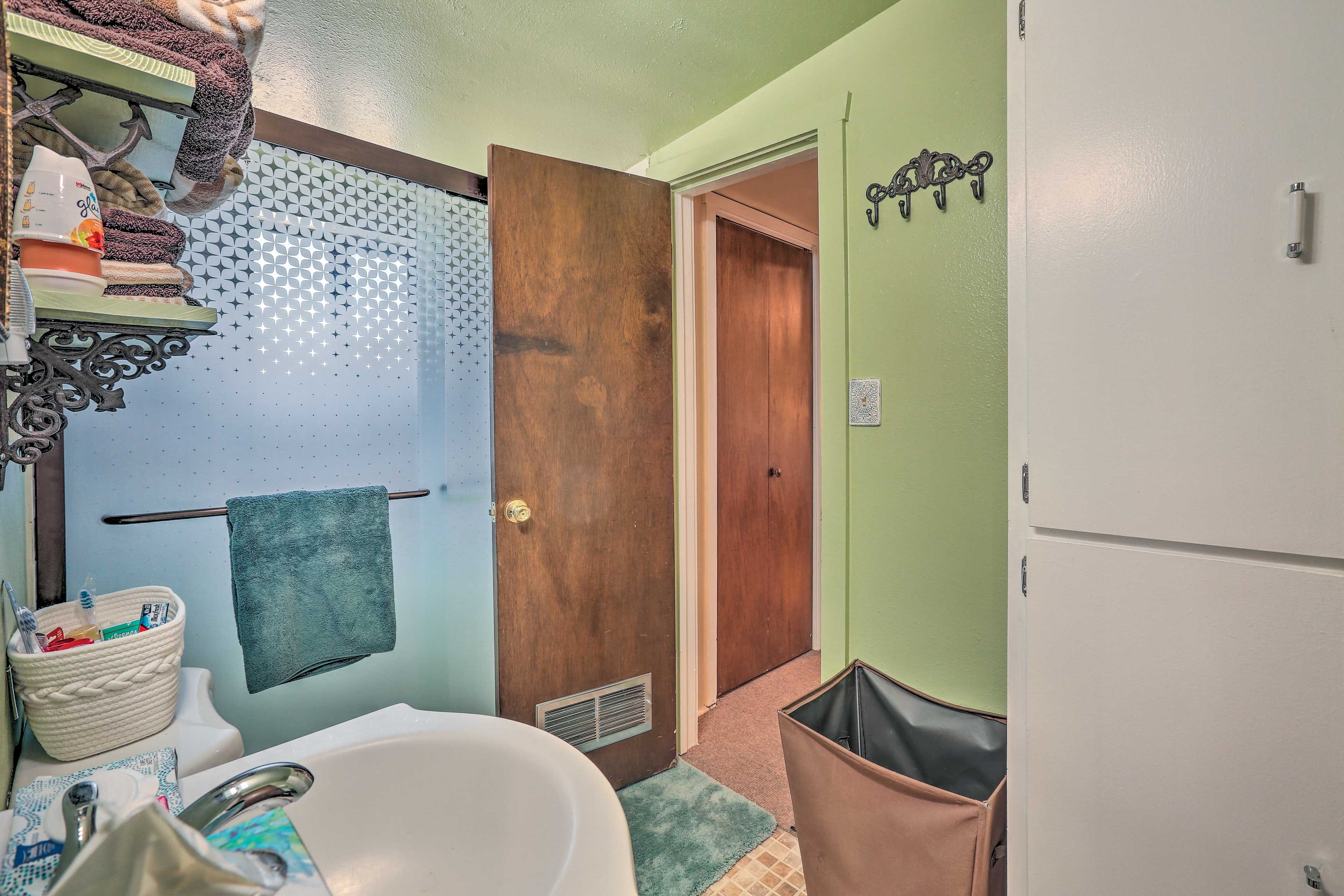 Full Bathroom | Linens & Towels | Complimentary Toiletries | Hair Dryer