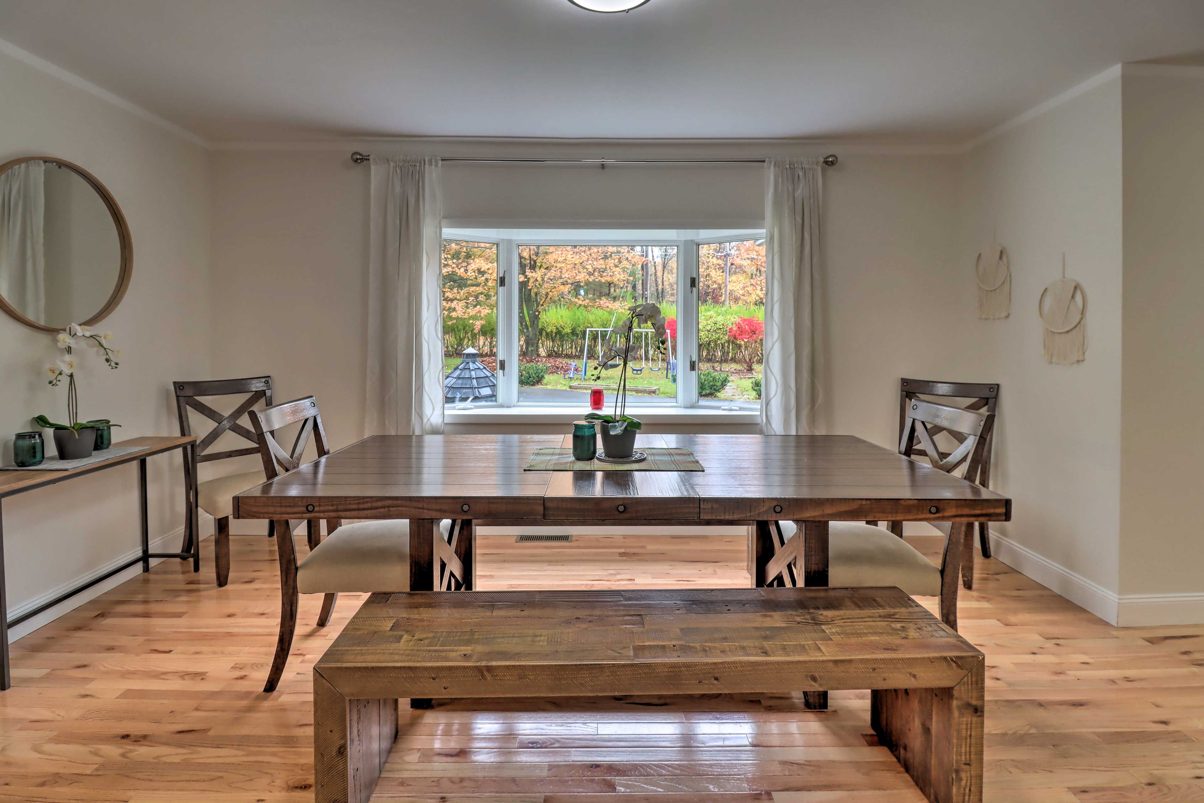 Dining Area | Dishware & Flatware Provided