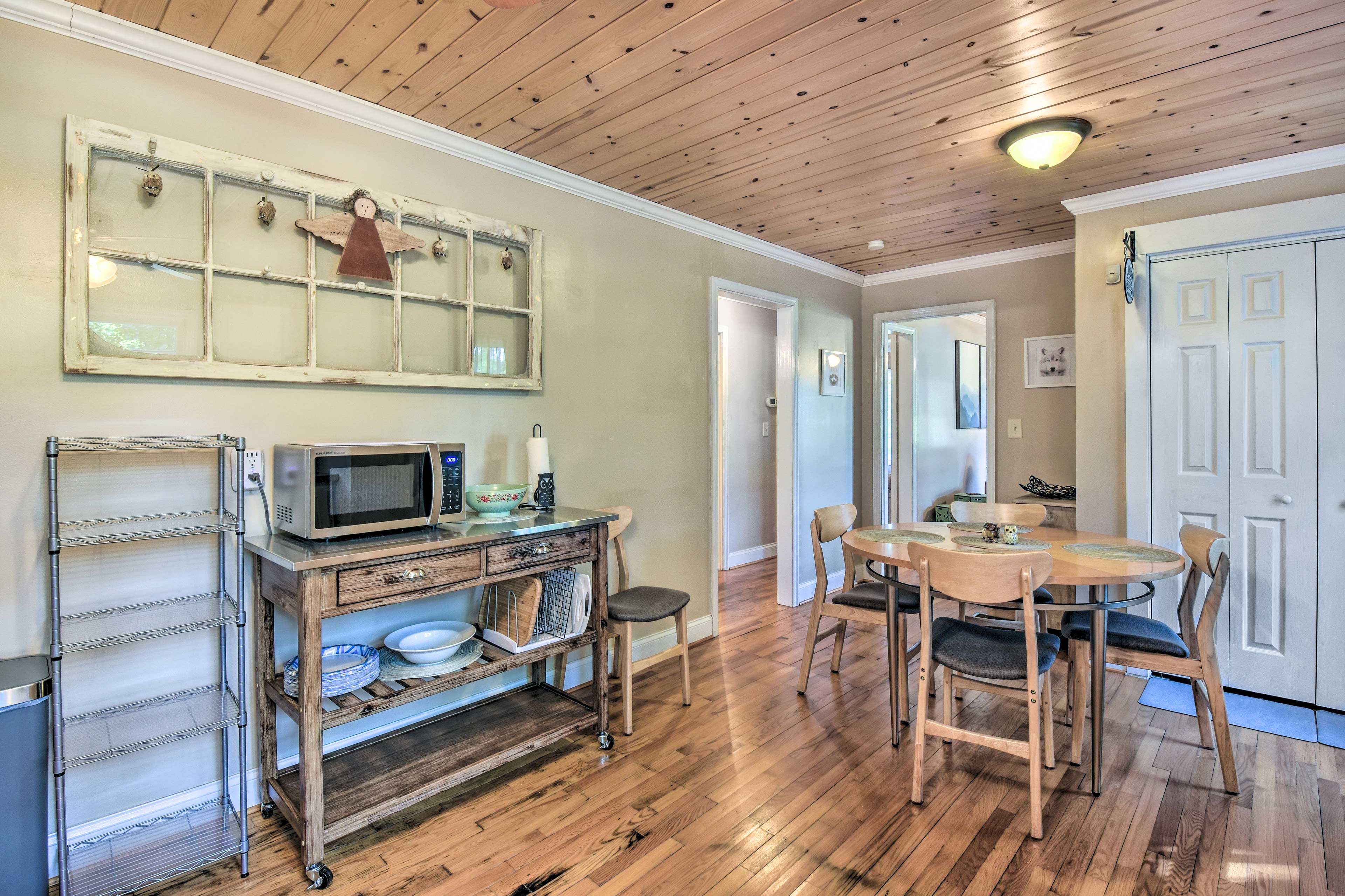 Dining Area | Dishware & Flatware Provided