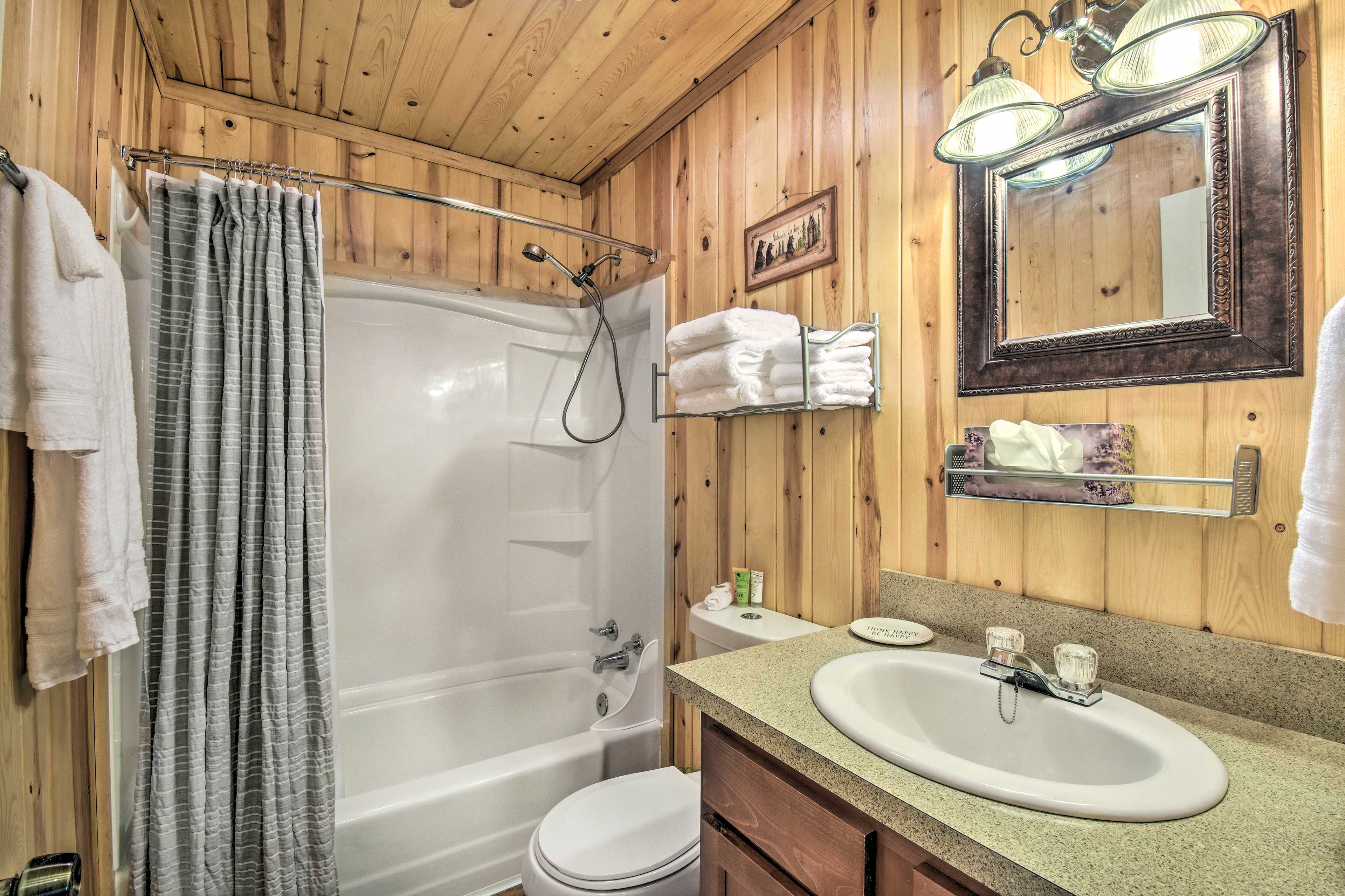 Full Bathroom | Towels Provided | Complimentary Toiletries