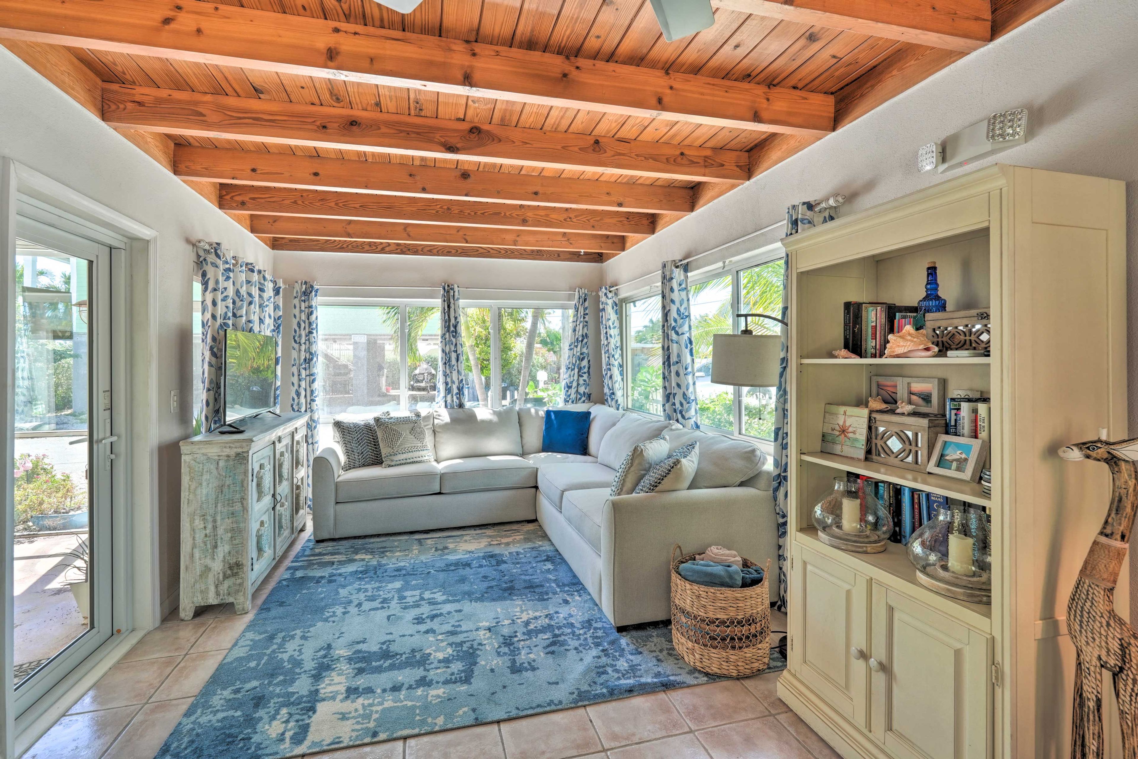 Living Room | Free WiFi | Sleeper Sofa | 43" Smart TV