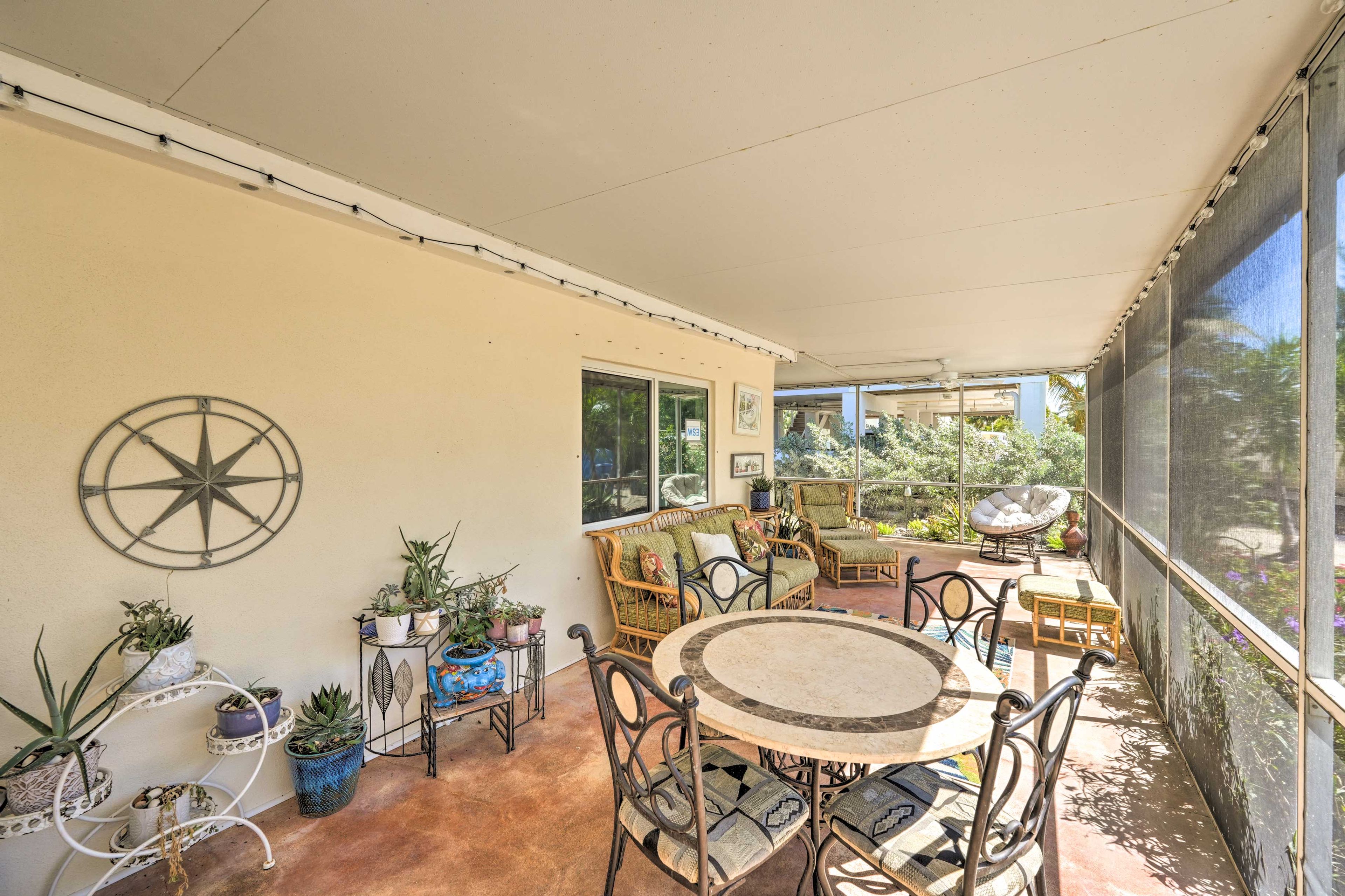 Screened Porch | Dining & Lounge Areas