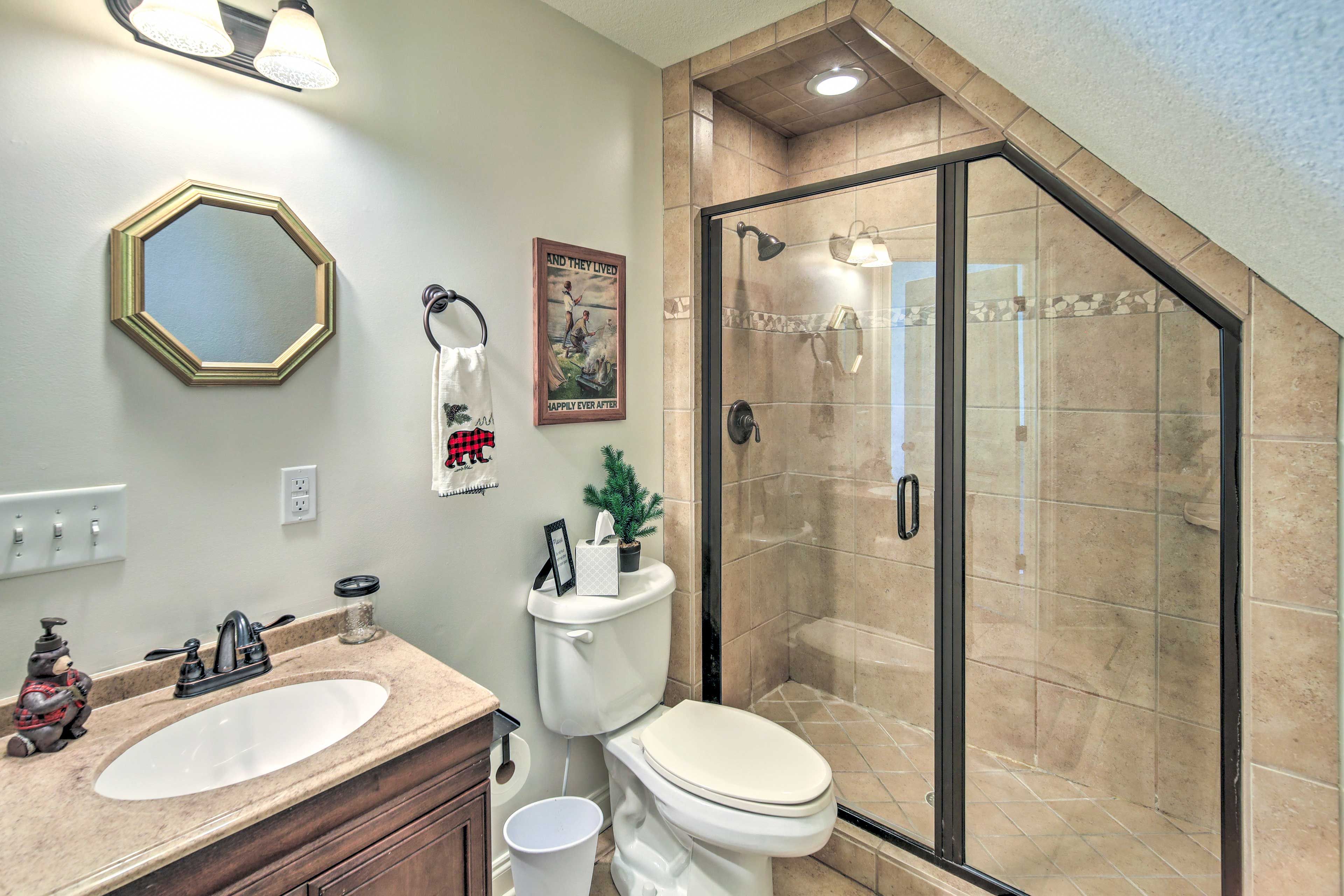 Full Bathroom | Complimentary Toiletries