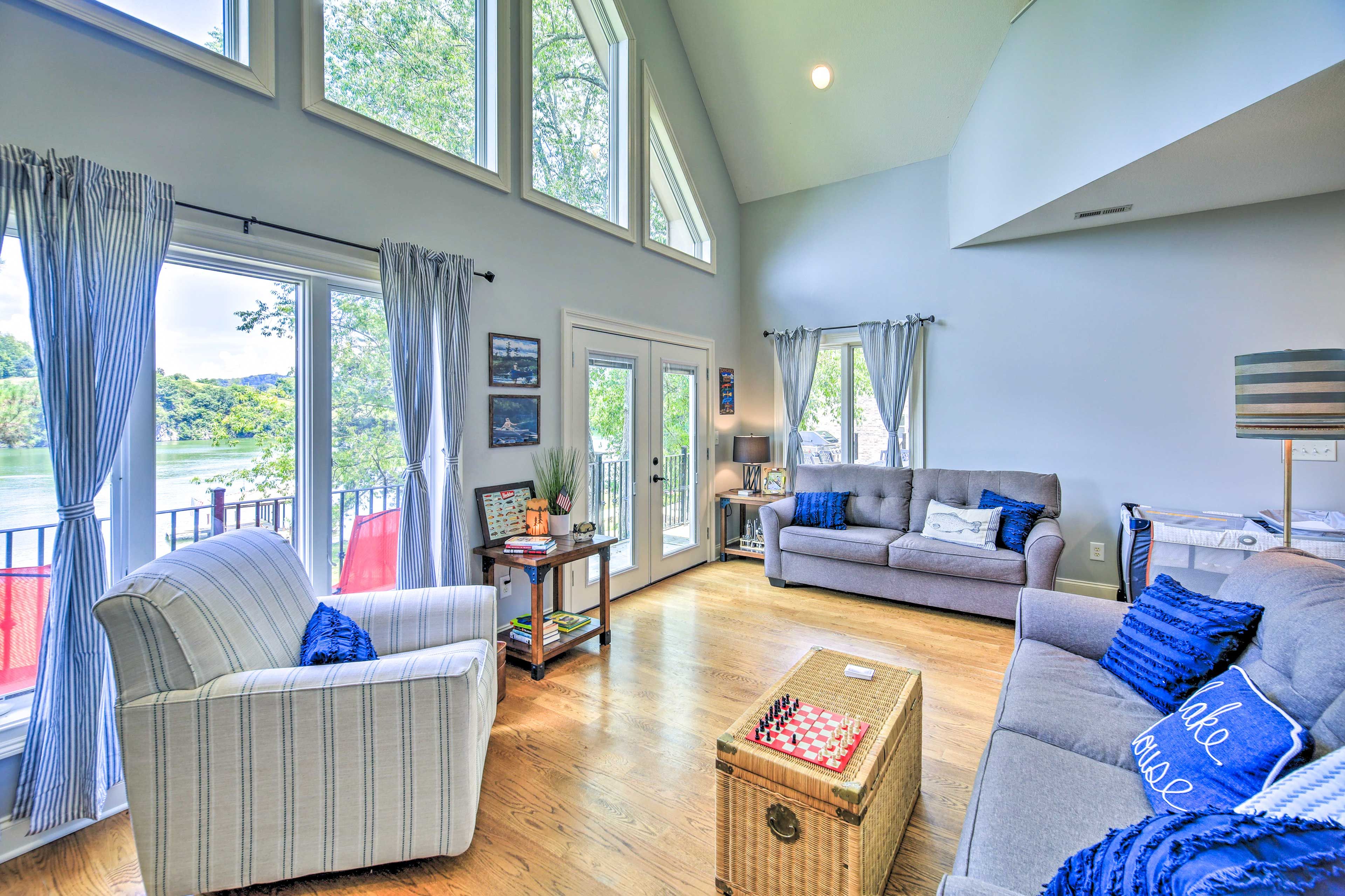 Living Room | Smart TV | Central A/C & Heating