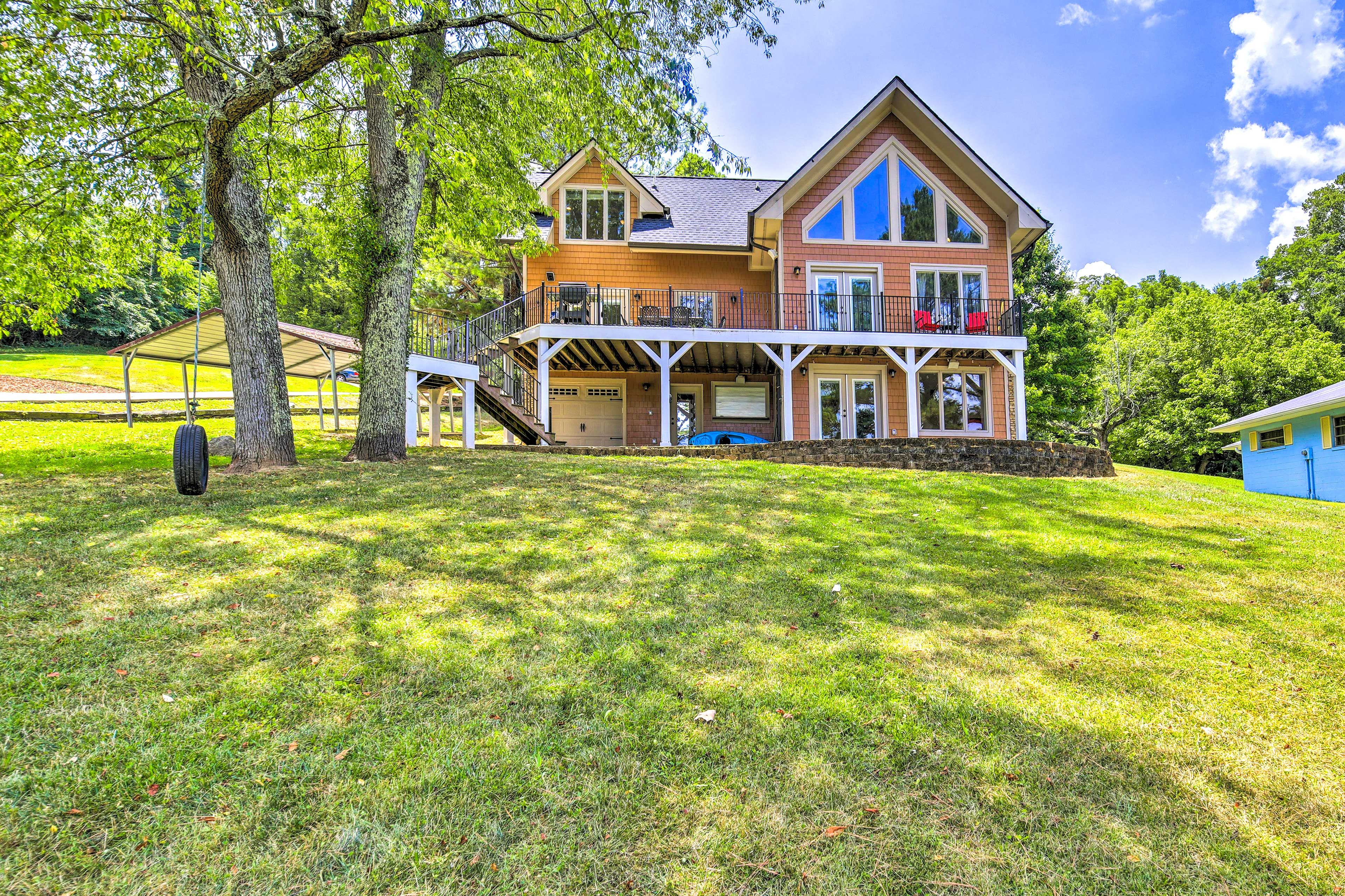 Private Yard | Tire Swing | Wood-Burning Fire Pit
