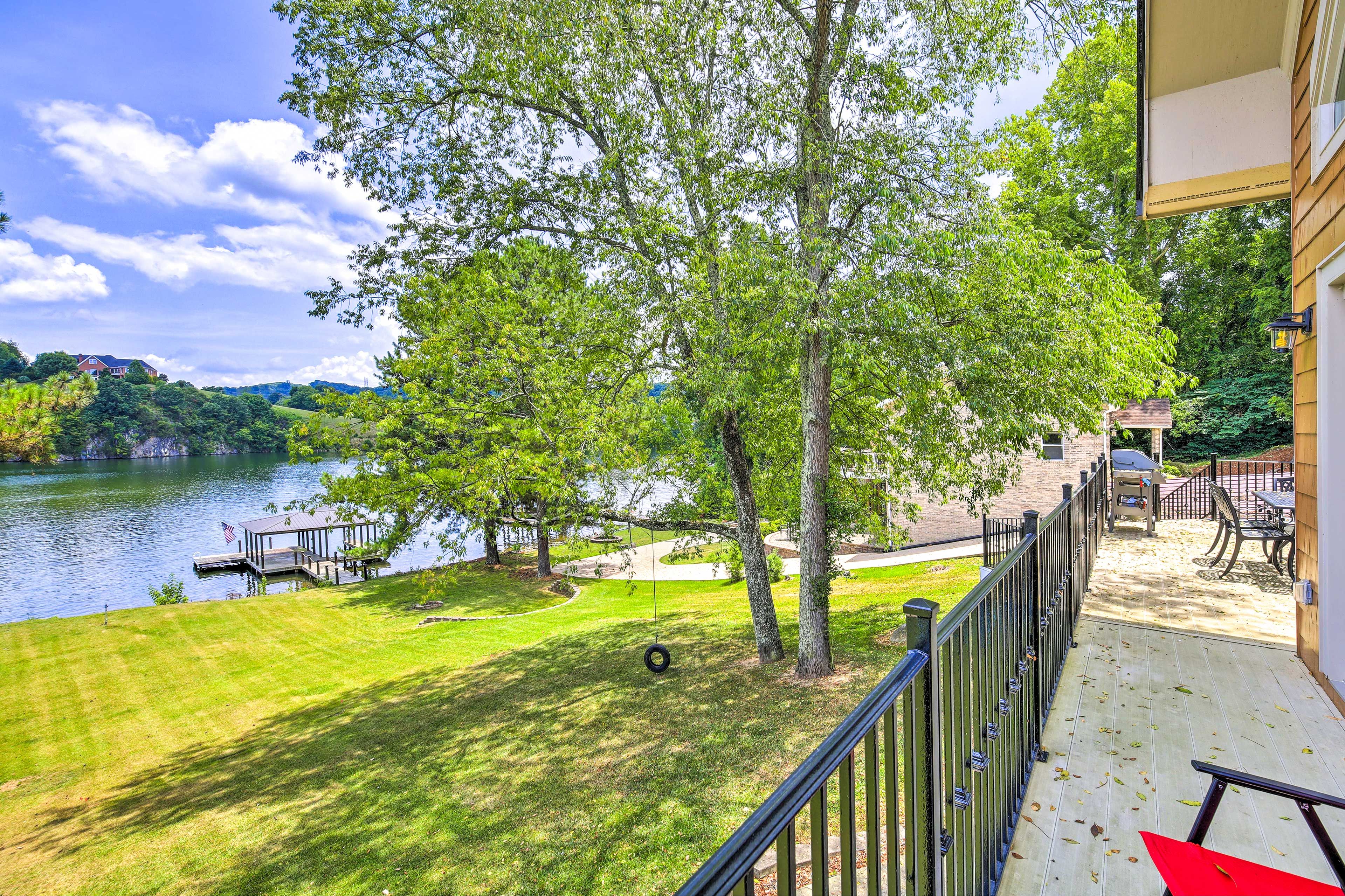 Piney Flats Vacation Rental | 3BR | 2.5BA | 2,200 Sq Ft | Stairs Required