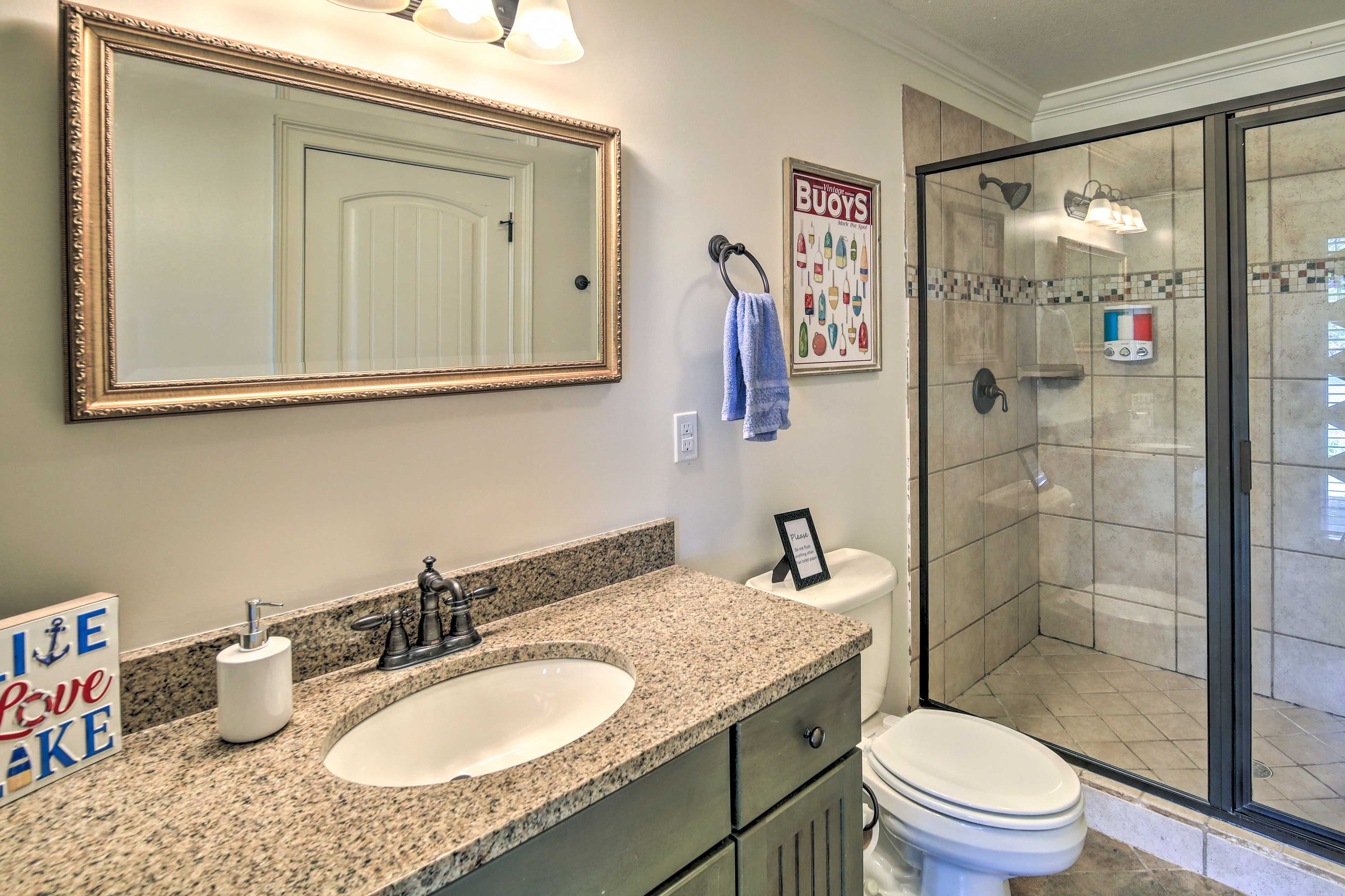 Full Bathroom | Towels Provided