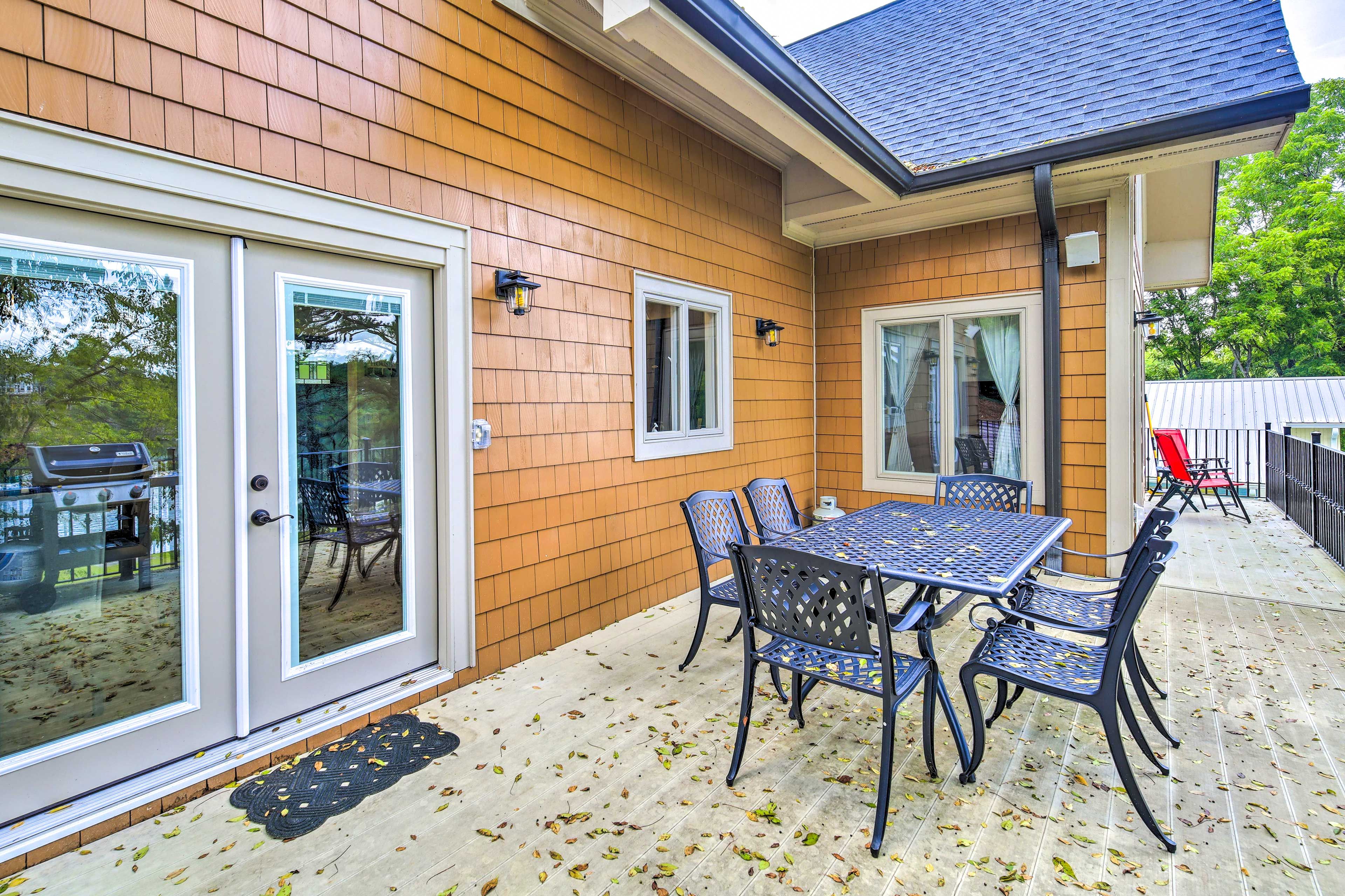 Deck | Outdoor Dining Area | Gas Grill
