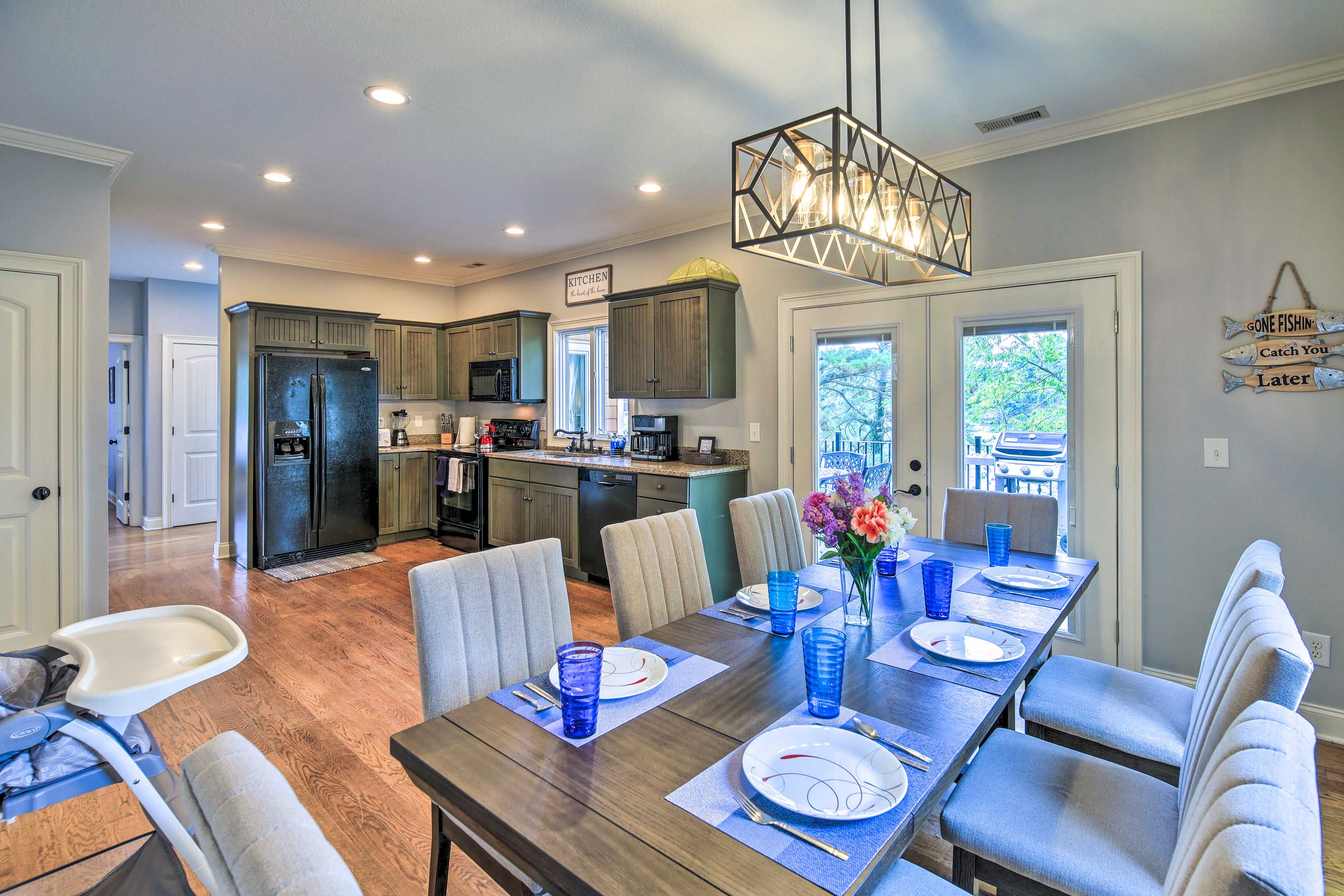 Dining Area | Dishware & Flatware Provided