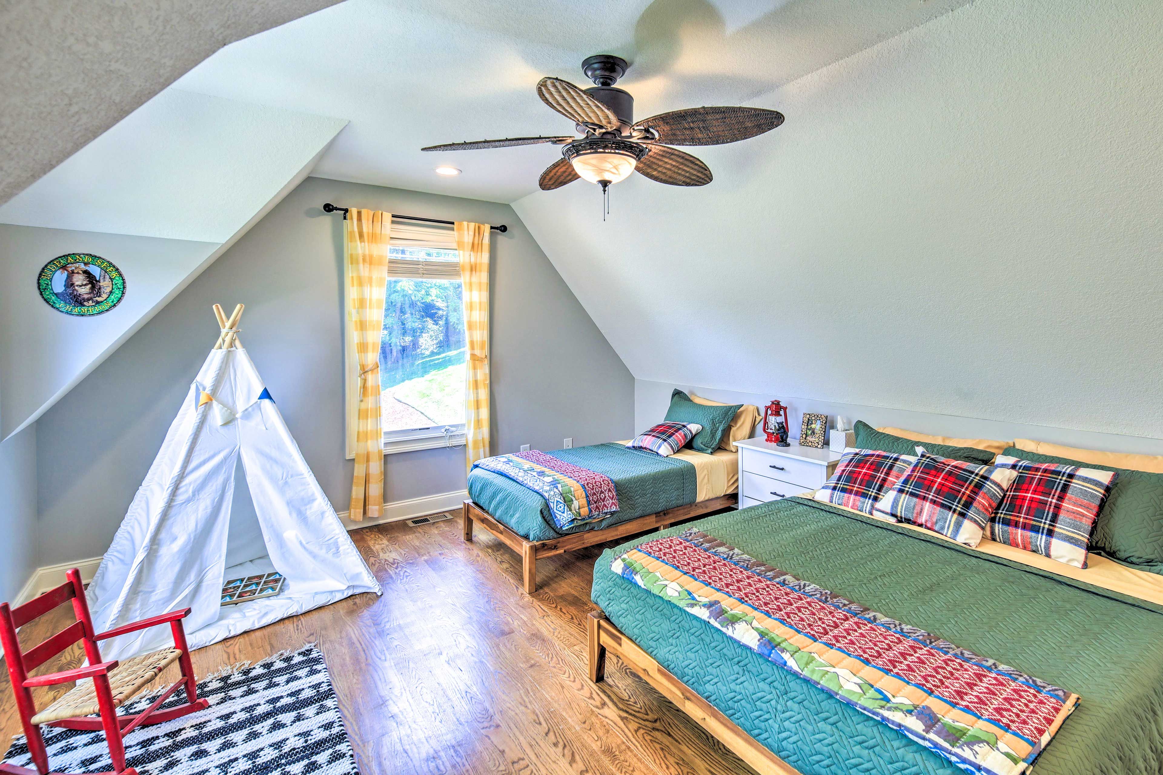 Bedroom 1 | Queen Bed | Twin Bed | 2nd Floor